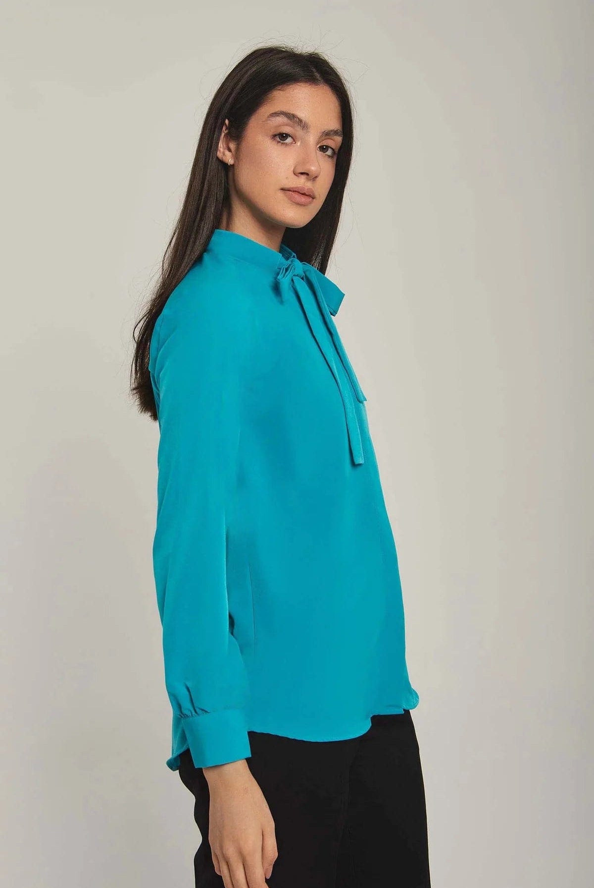 داليدرس بلوزة نسائية سادة بربطة عنق