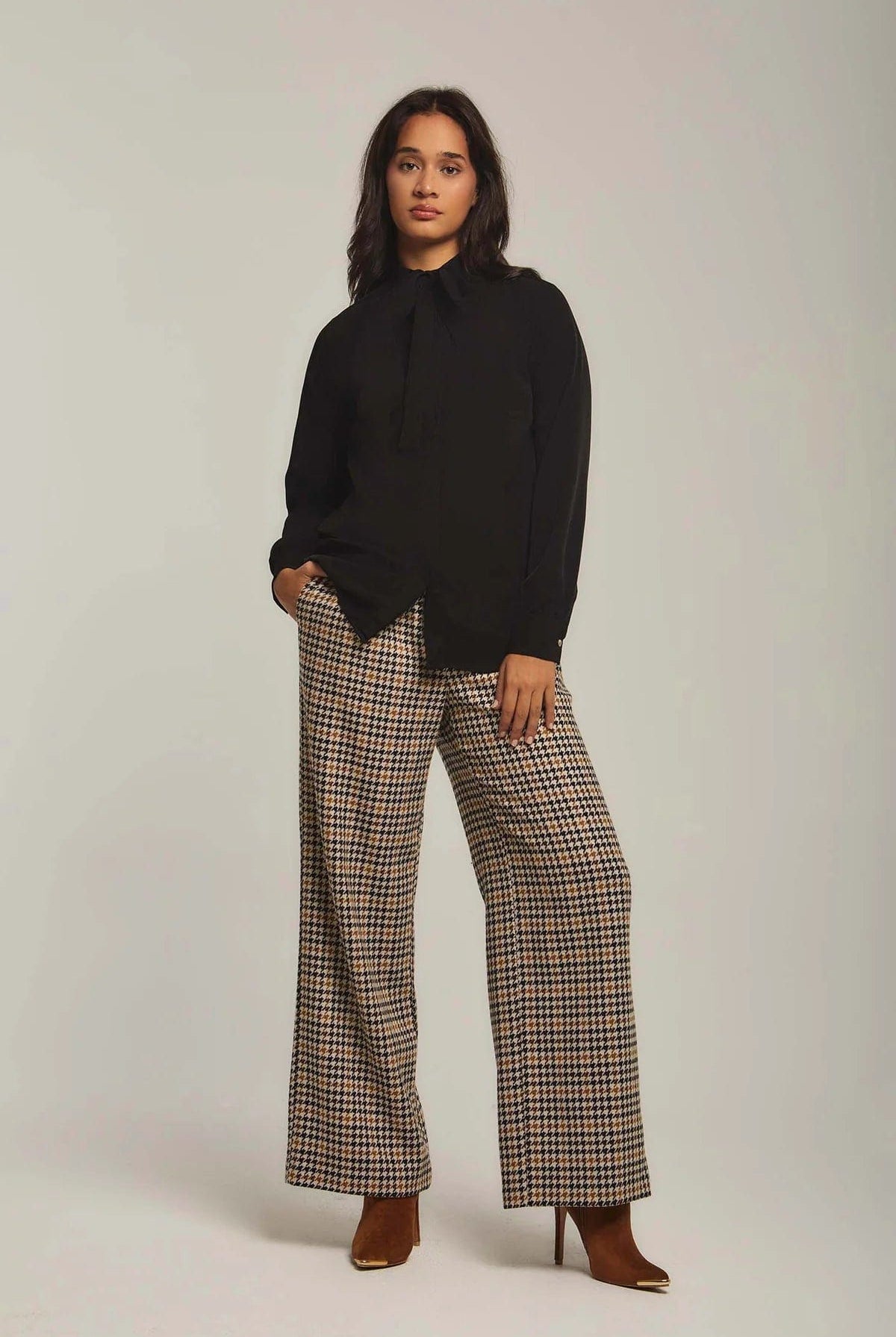 داليدرس بلوزة نسائية سادة بربطة عنق