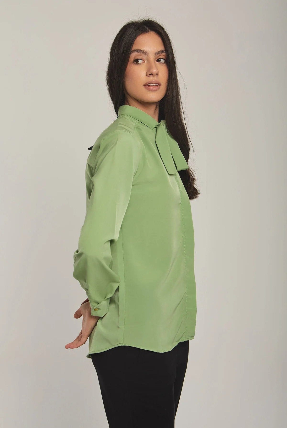 داليدرس بلوزة نسائية سادة بربطة عنق