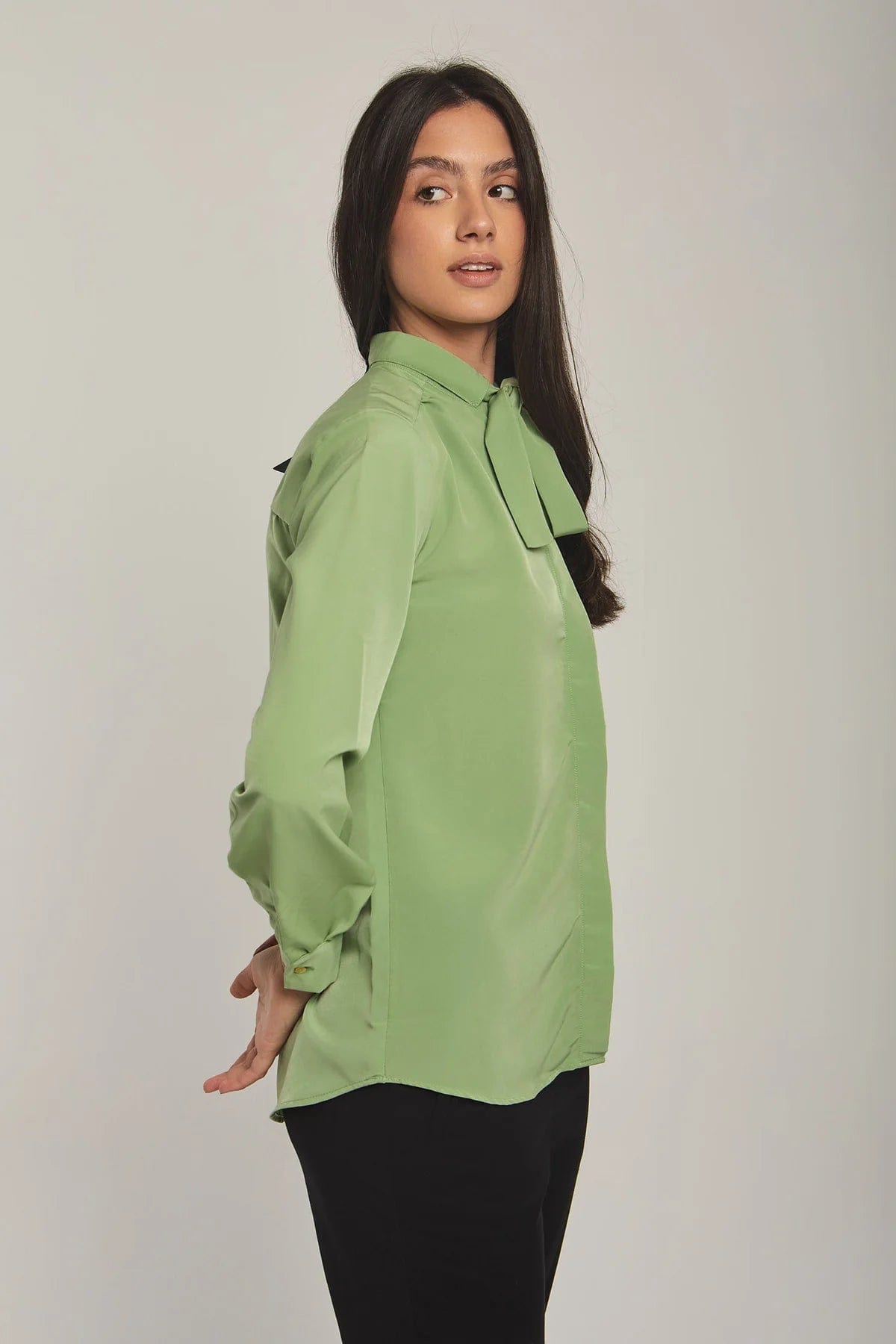 داليدرس بلوزة نسائية سادة بربطة عنق