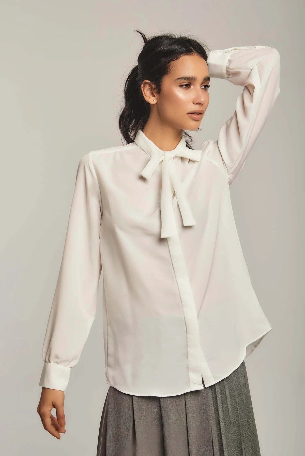 داليدرس بلوزة نسائية سادة بربطة عنق