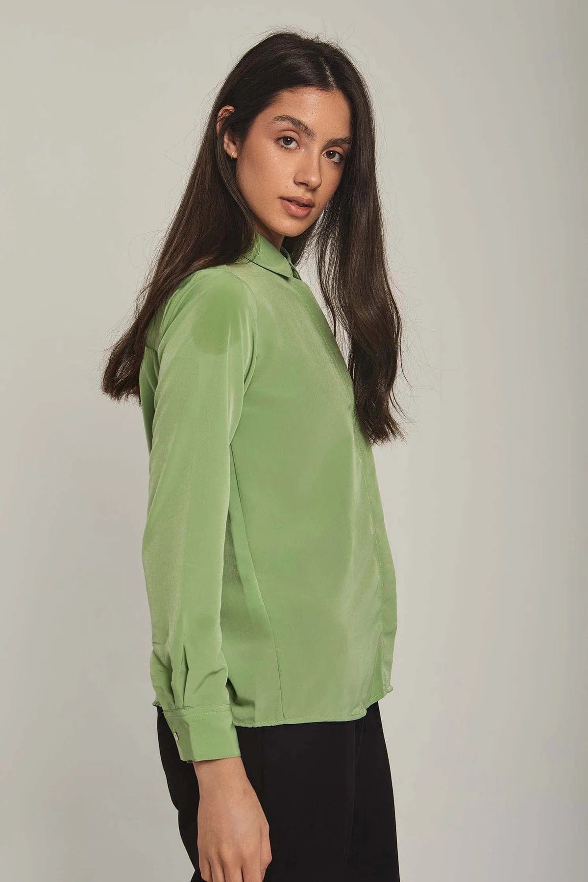 داليدرس بلوزة نسائية على شكل قميص سادة