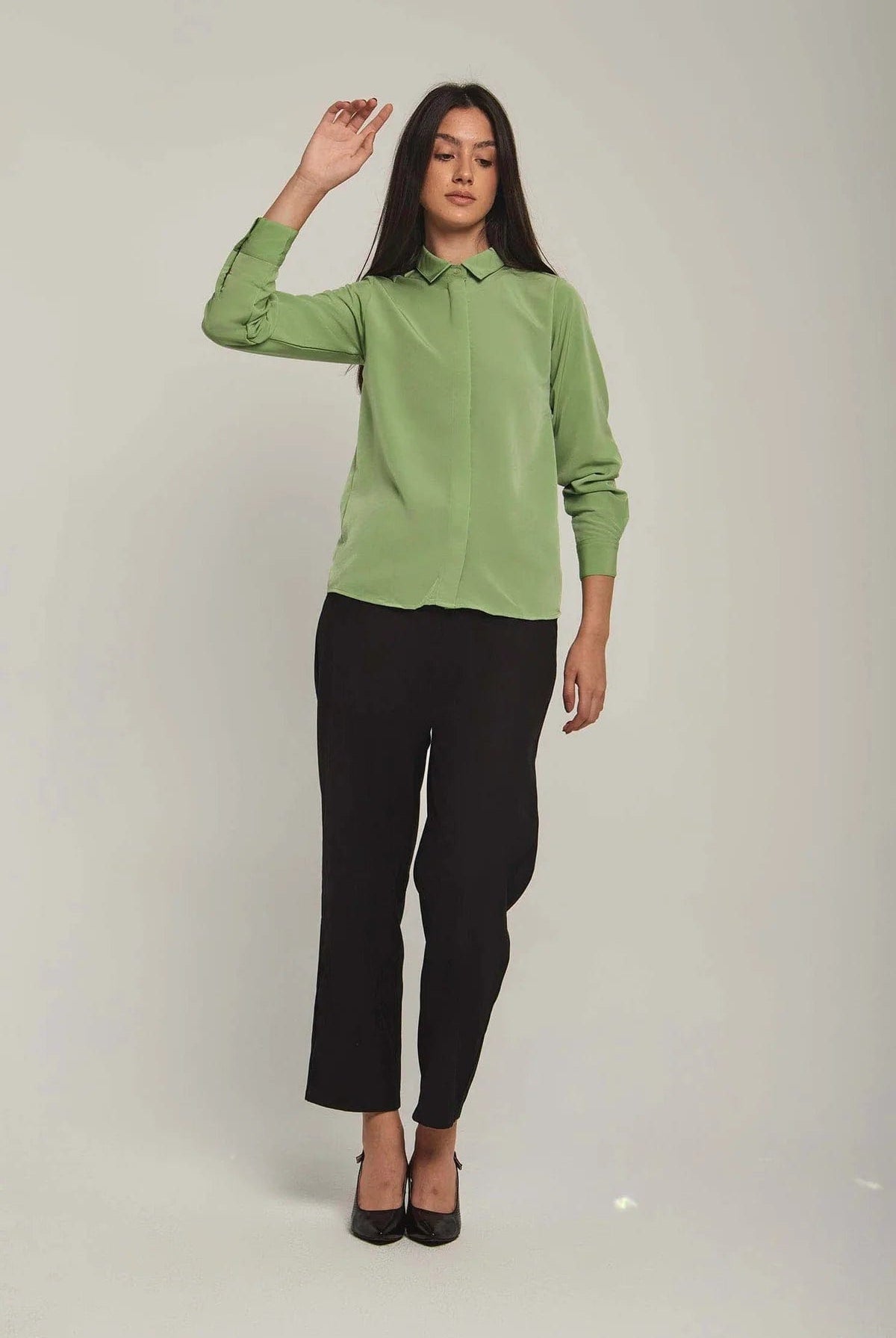 داليدرس بلوزة نسائية على شكل قميص سادة