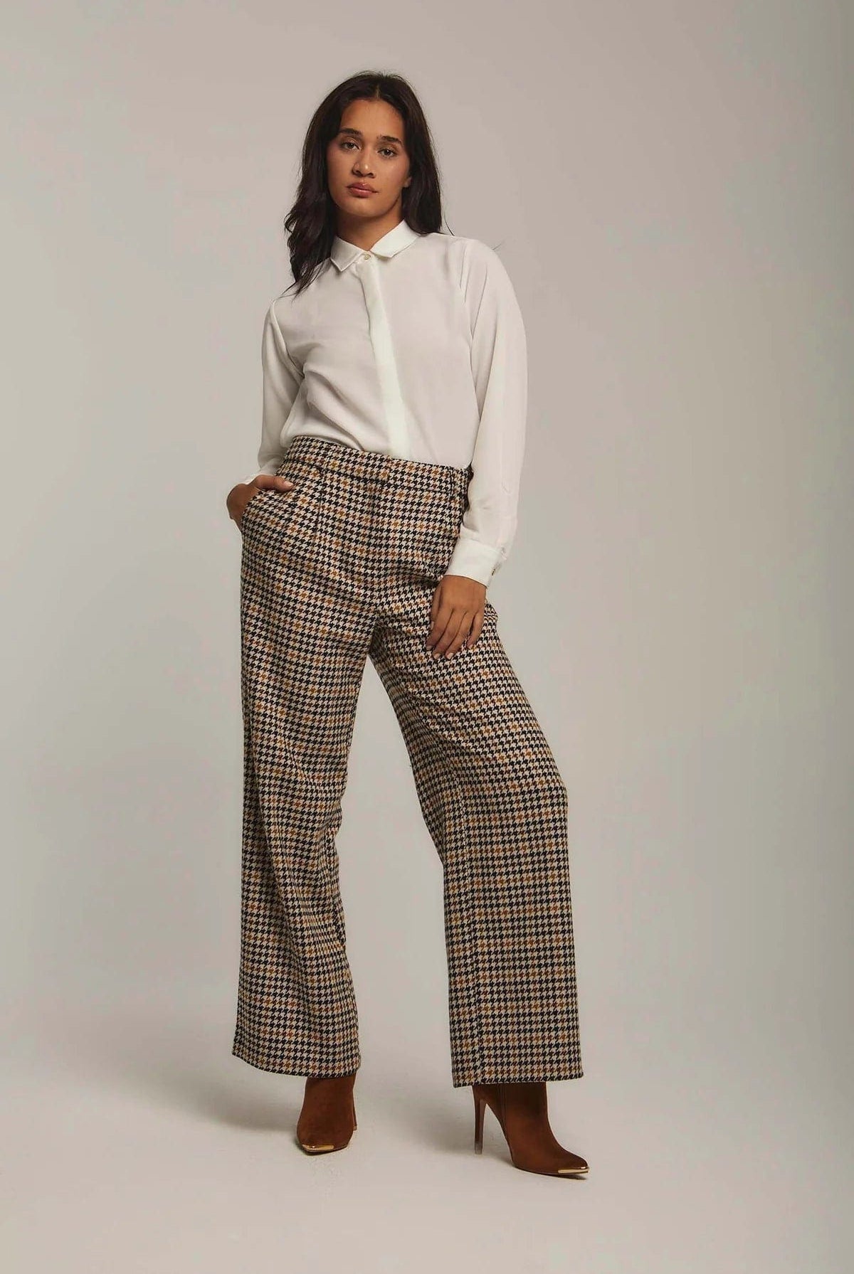 داليدرس بلوزة نسائية على شكل قميص سادة