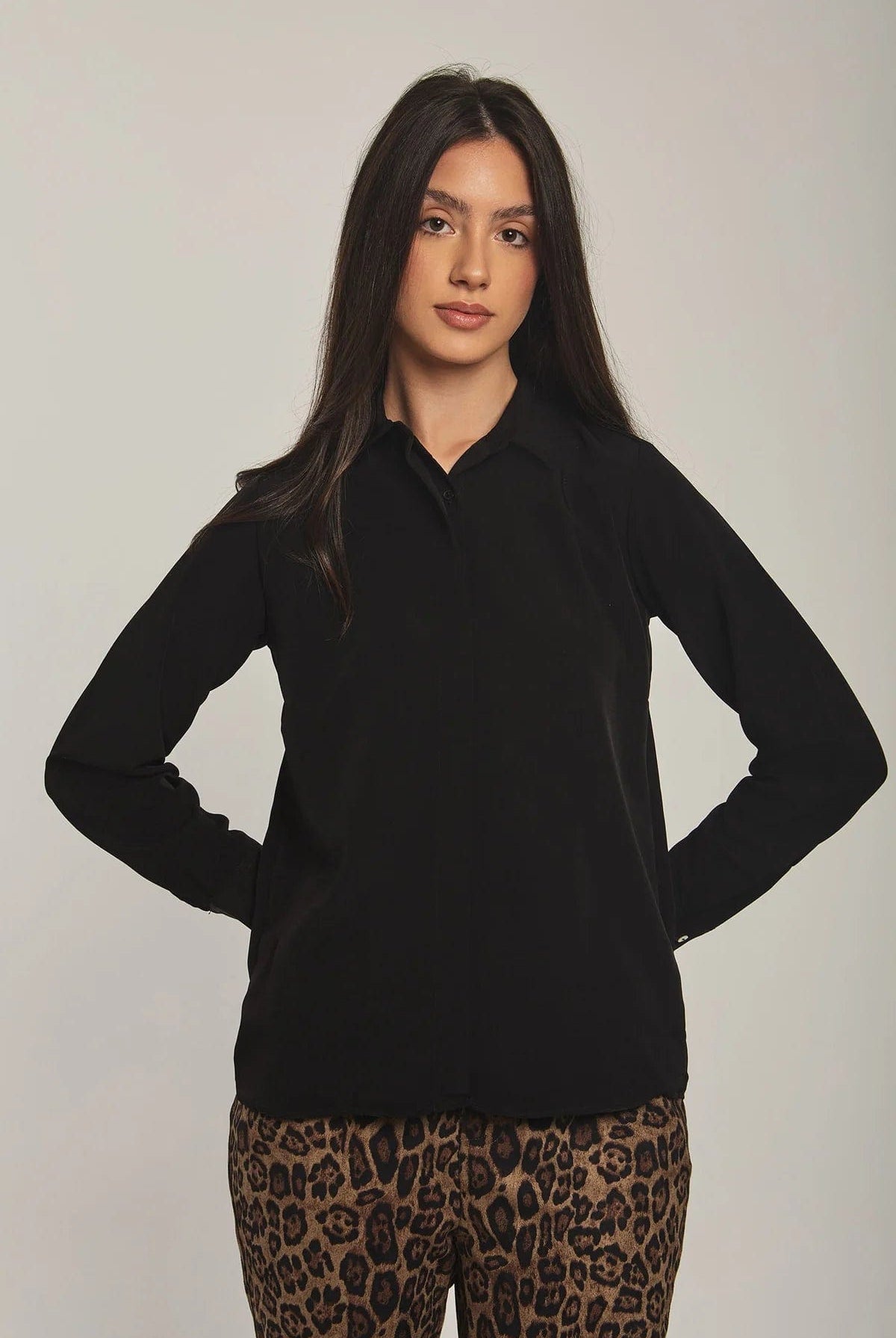 داليدرس بلوزة نسائية على شكل قميص سادة