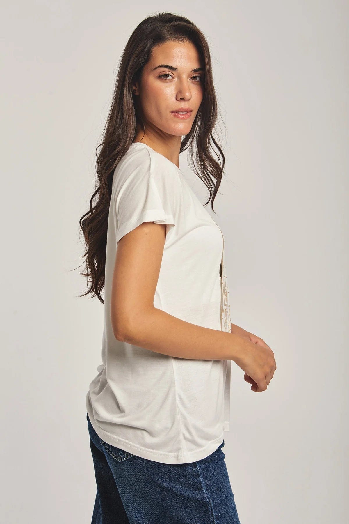 داليدرس تيشرت نسائي بتطريز وطبعة على الصدر بيج فاتح