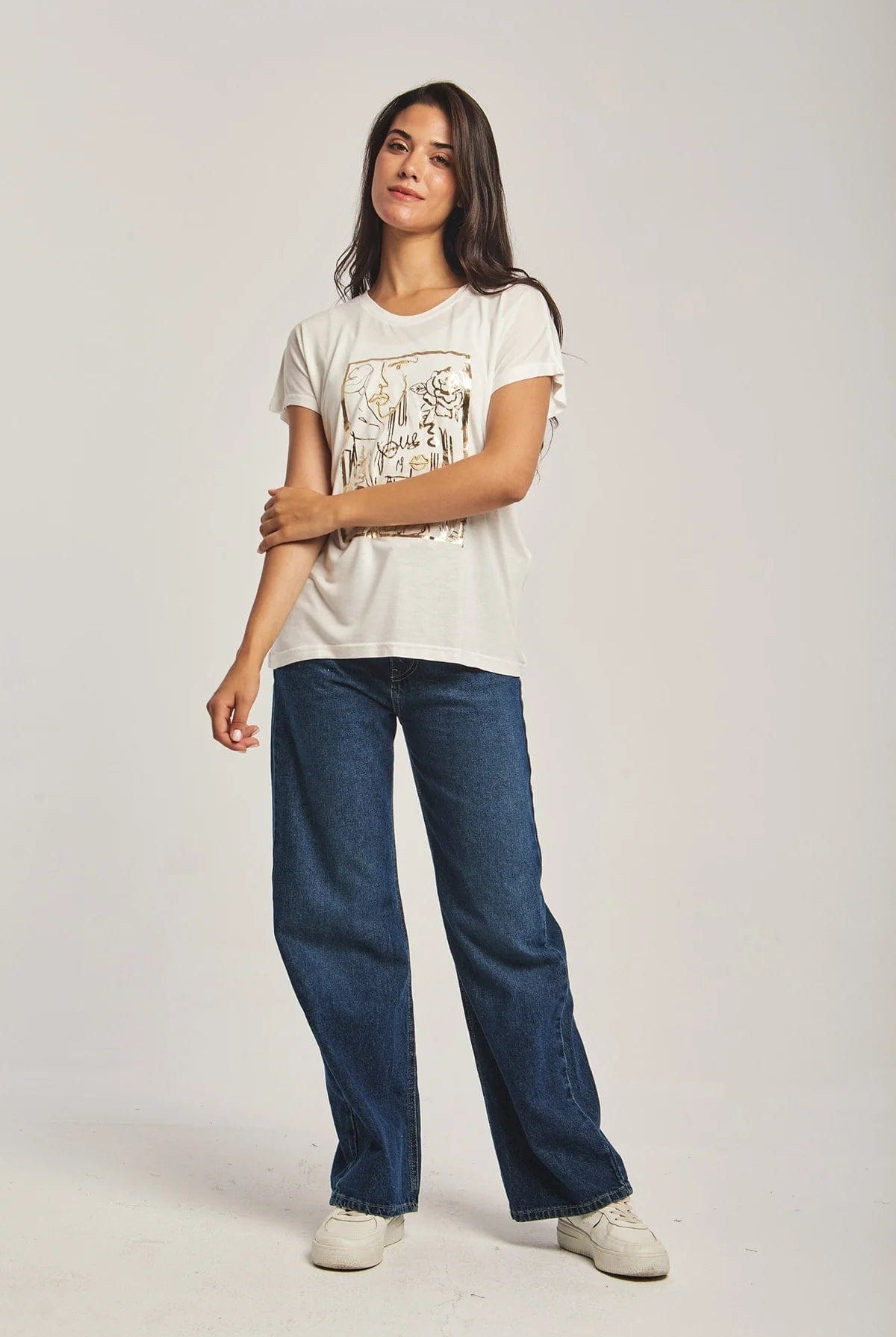 داليدرس تيشرت نسائي بتطريز وطبعة على الصدر بيج فاتح