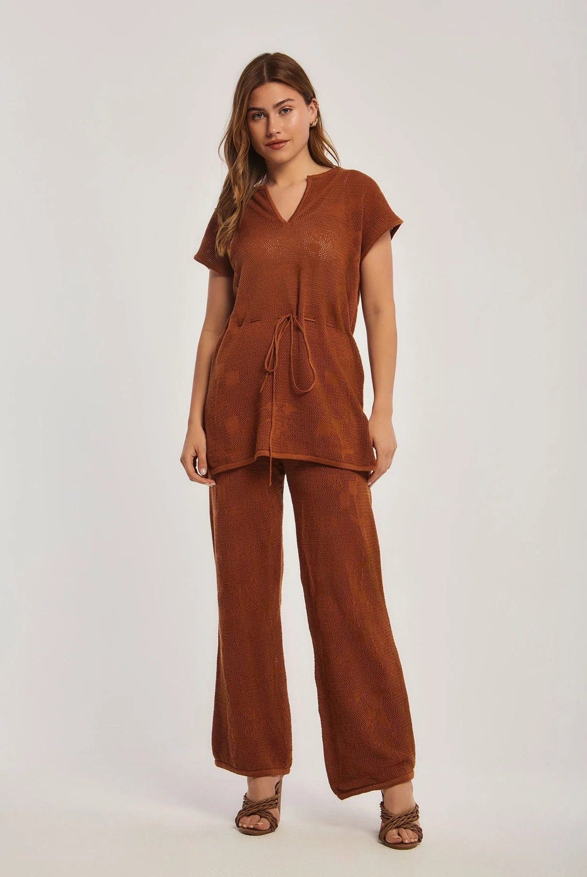 داليدرس تونيك سادة برباط على الخصر كم قصير بفتحة صدر V نسائي كراميل