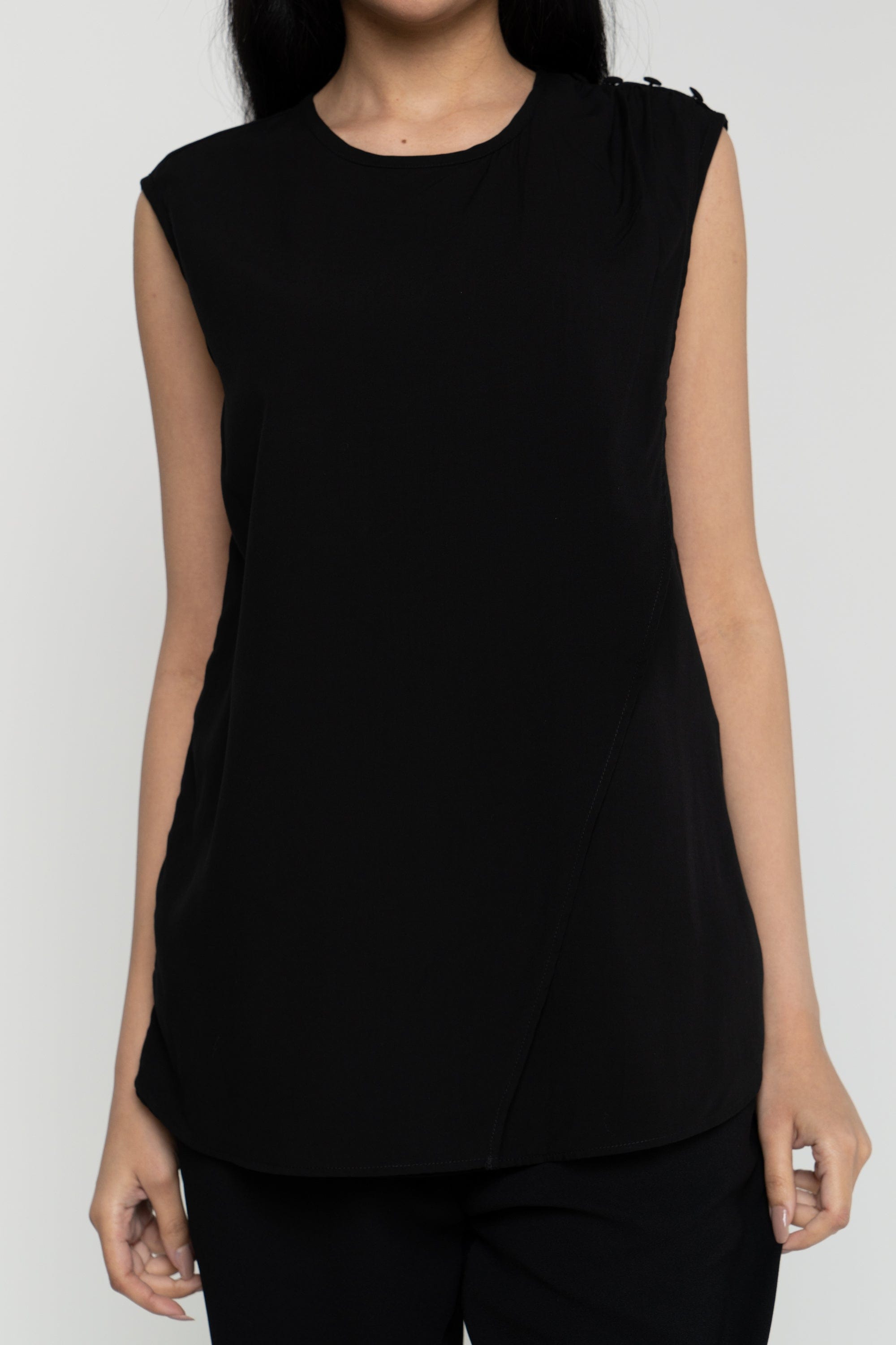 داليدرس بلوزة نسائة سادة بدون أكمام