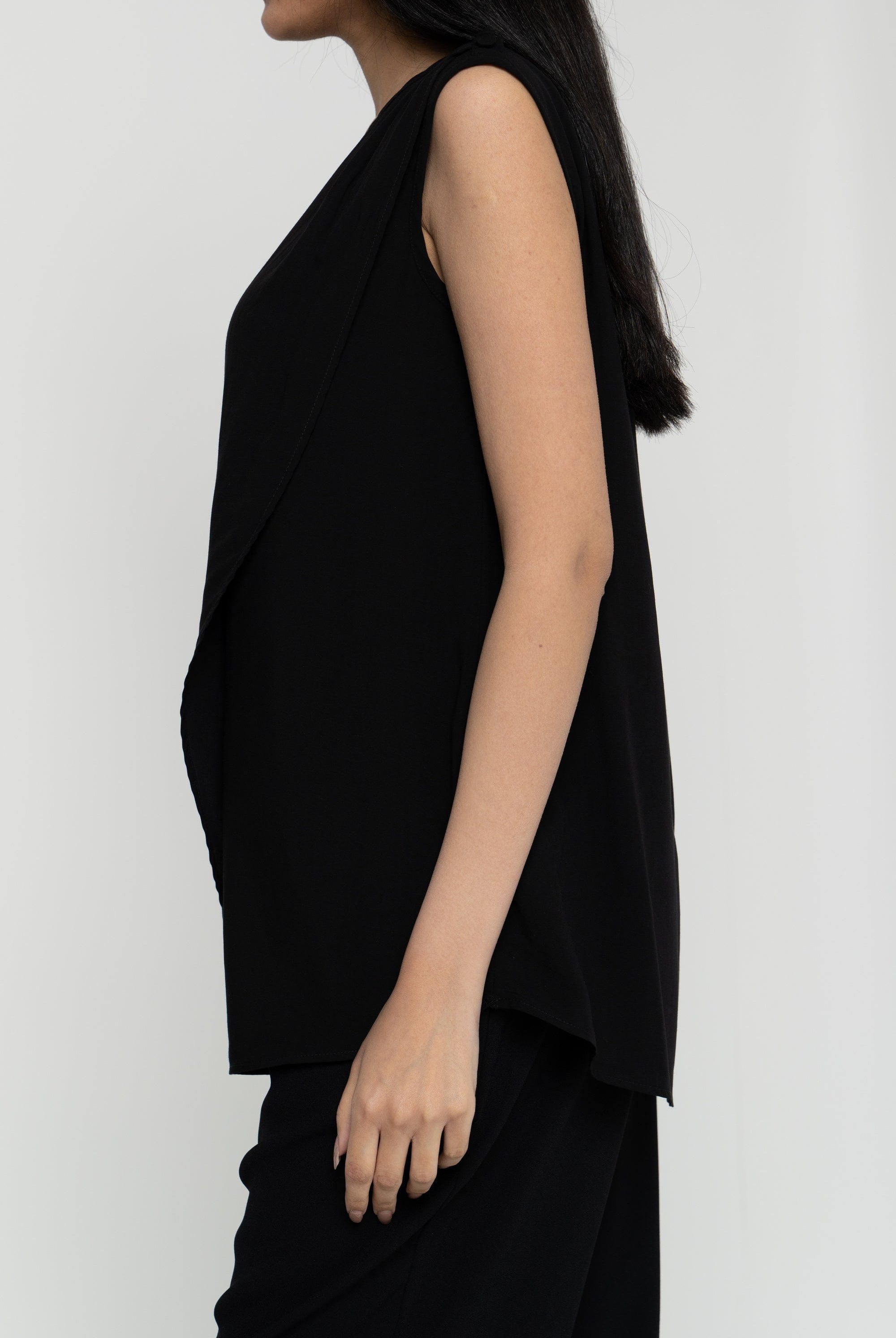 داليدرس بلوزة نسائة سادة بدون أكمام