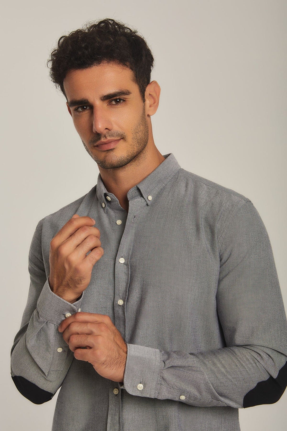 داليدرس قميص رجالي سادة بأزرار أمامية وياقة كم طويل