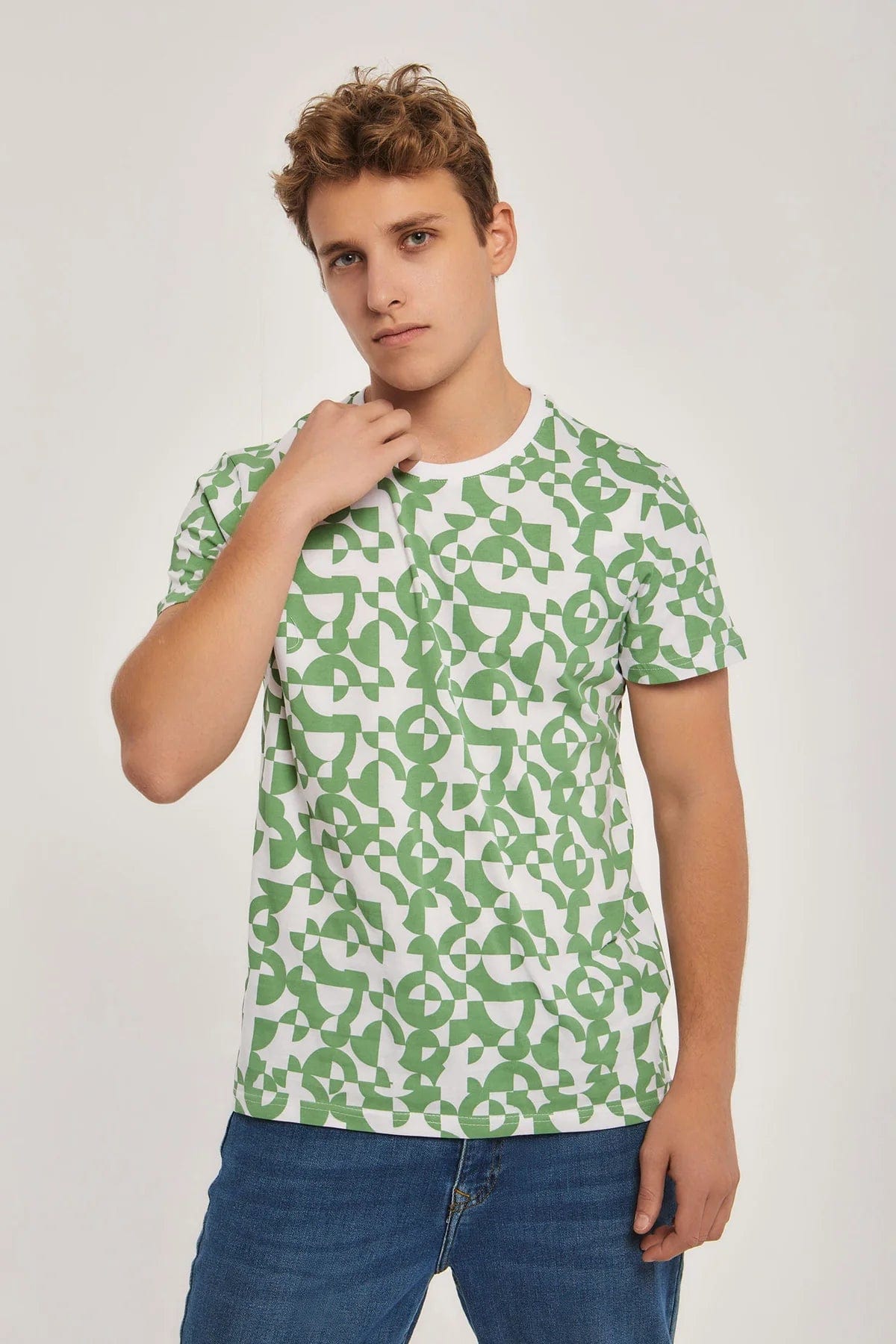 داليدرس تيشيرت منقوش نص كم برقبة دائرية رجالي اخضر فاتح