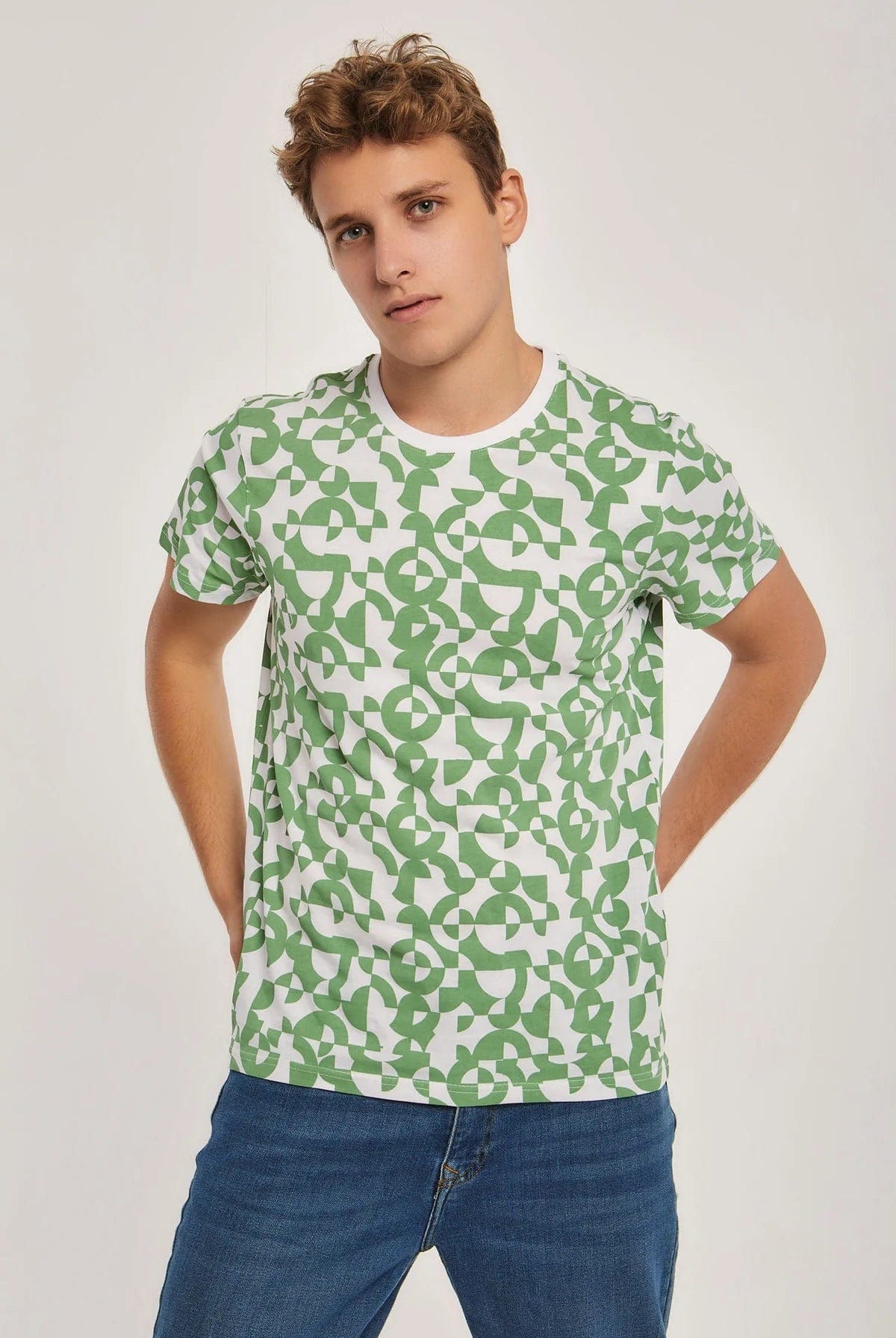 داليدرس تيشيرت منقوش نص كم برقبة دائرية رجالي اخضر فاتح