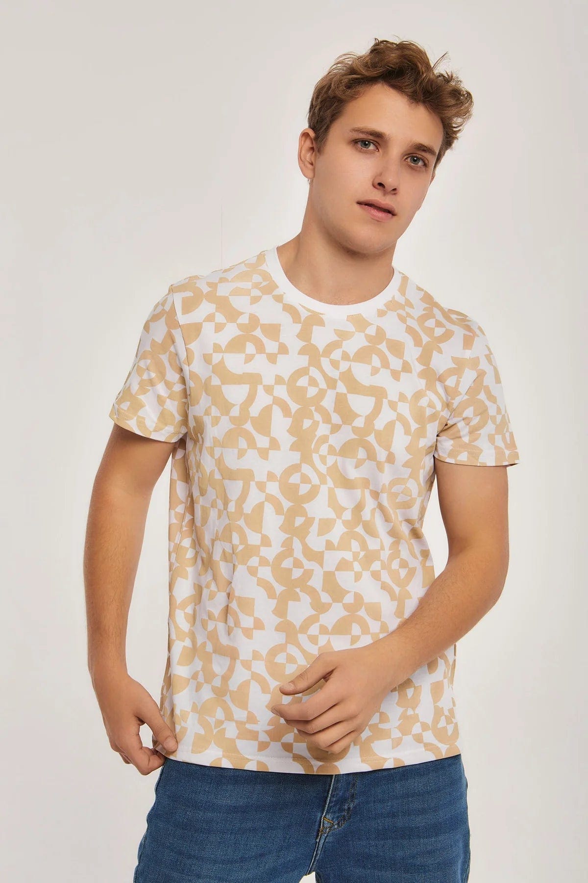 داليدرس تيشيرت منقوش نص كم برقبة دائرية رجالي اخضر فاتح