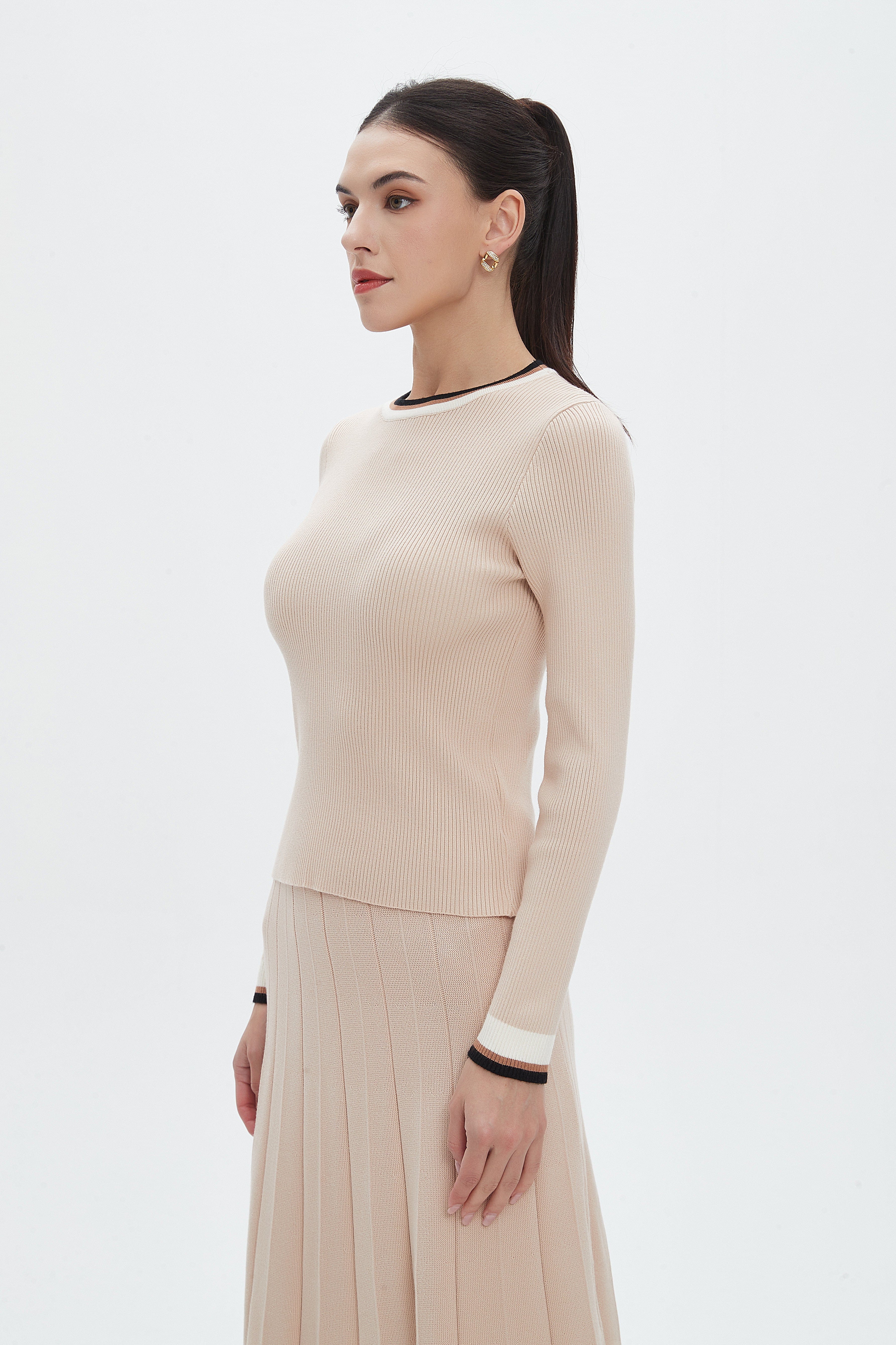 نتشي بلوزة نسائية سادة بطول الخصربأكمام طويلة ورقبة مستديرة