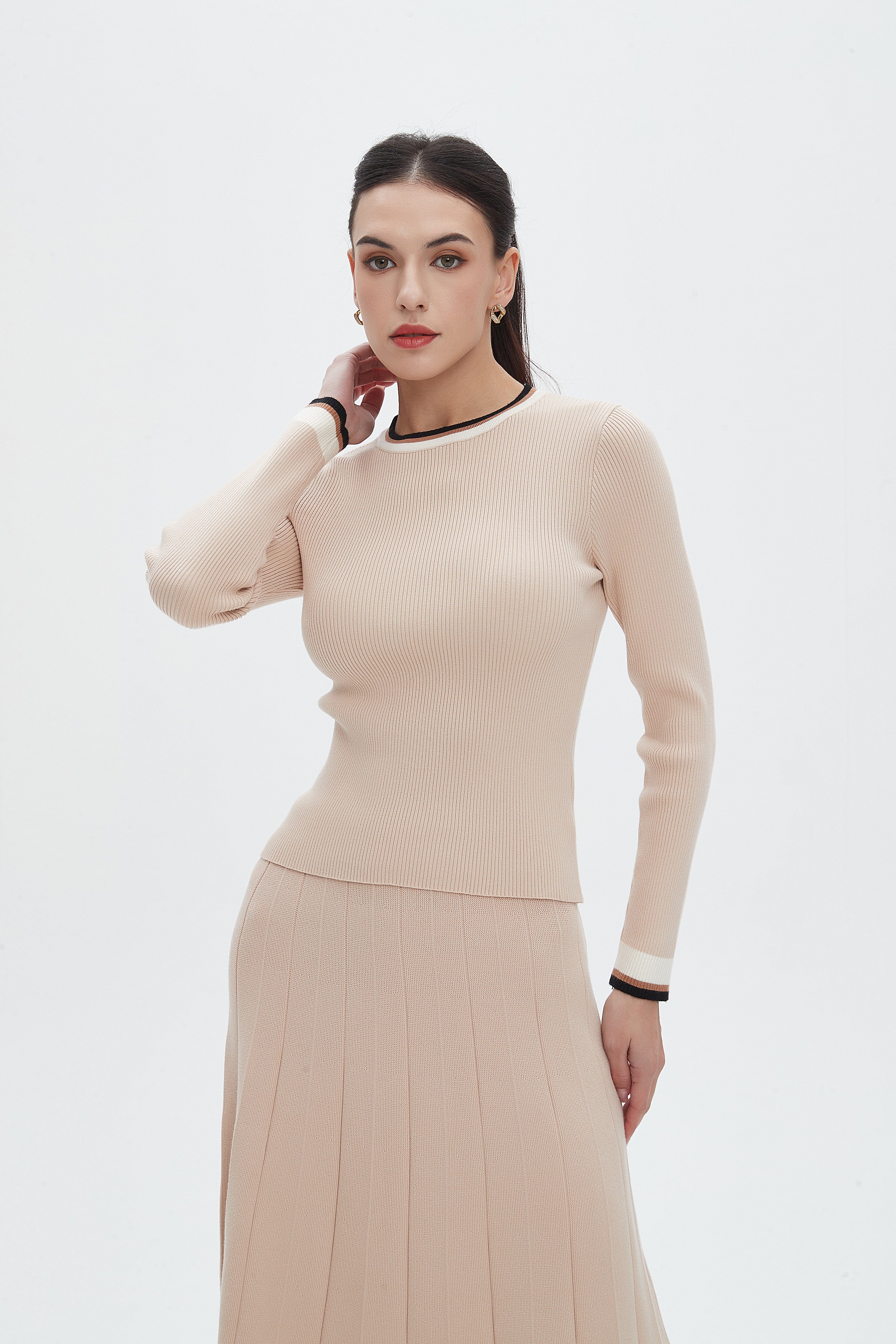 نتشي بلوزة نسائية سادة بطول الخصربأكمام طويلة ورقبة مستديرة