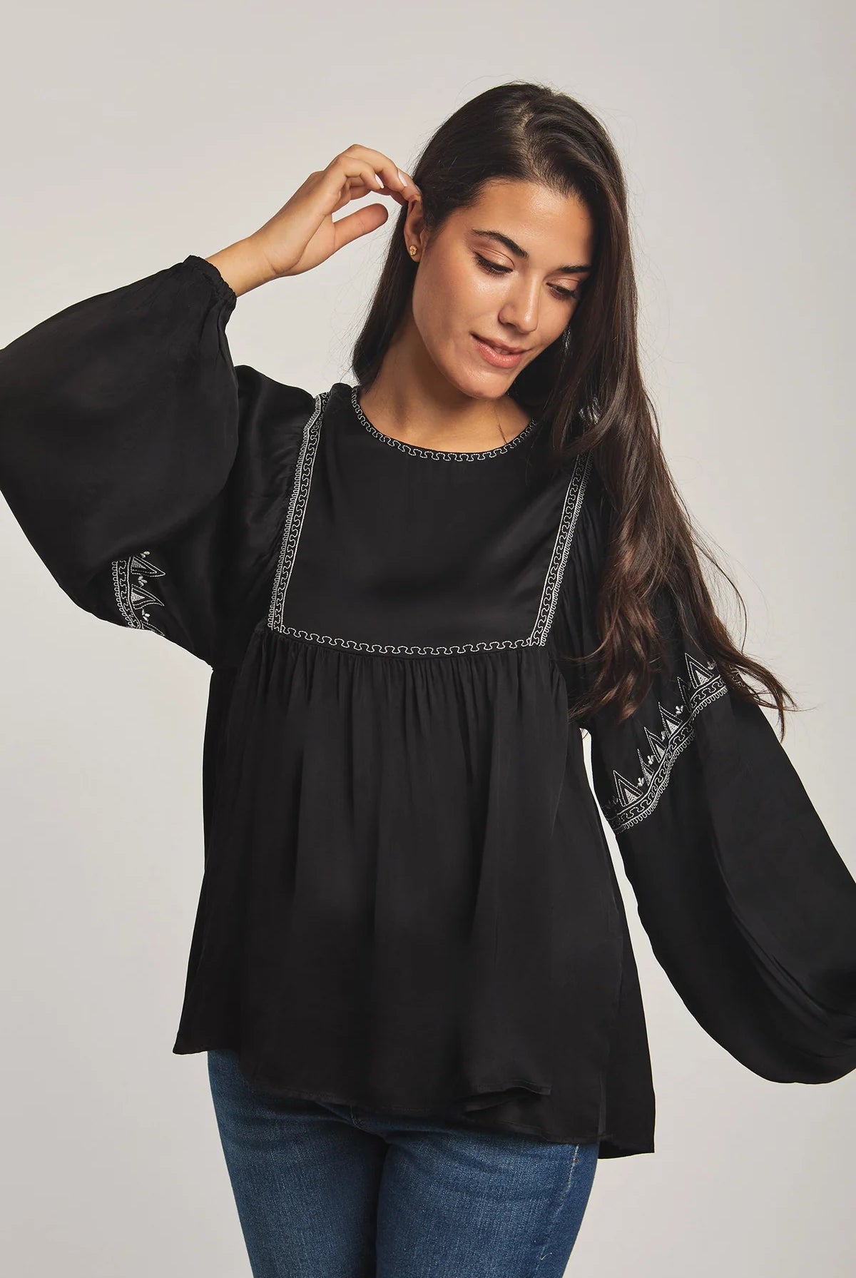 داليدرس بلوزة نسائية بأكمام طويلة مطرزة أوف وايت