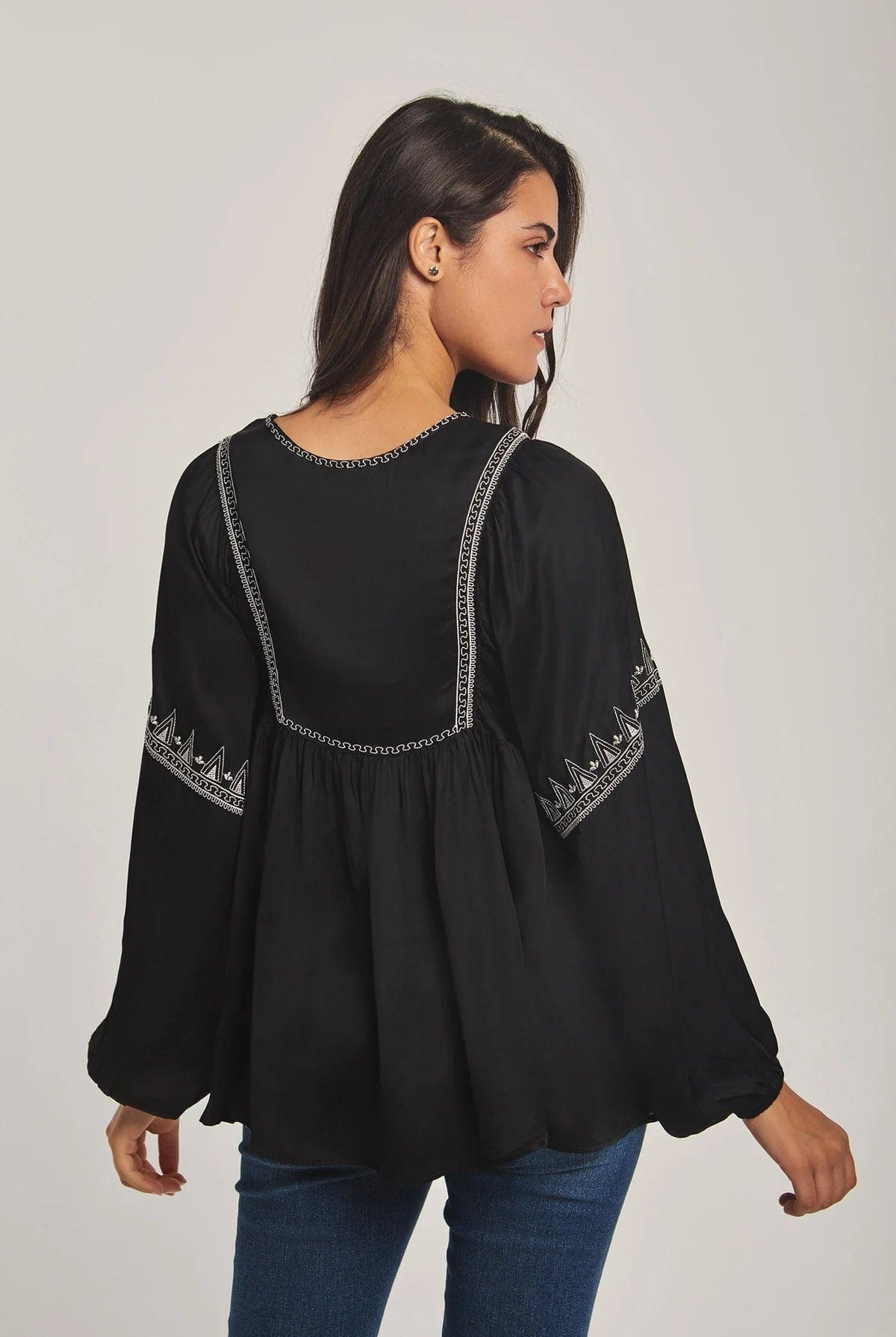 داليدرس بلوزة نسائية بأكمام طويلة مطرزة أوف وايت