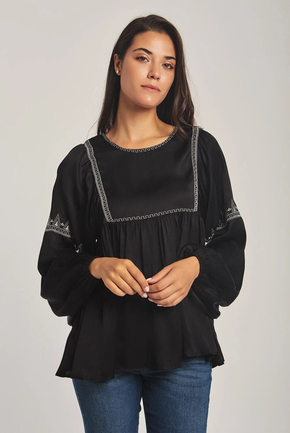 داليدرس بلوزة نسائية بأكمام طويلة مطرزة أوف وايت