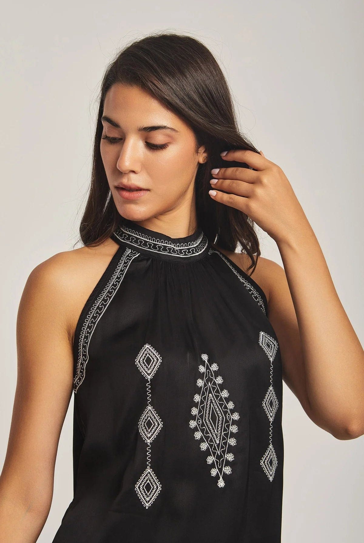 داليدرس بلوزة نسائية بدون أكمام مطرزة أسود