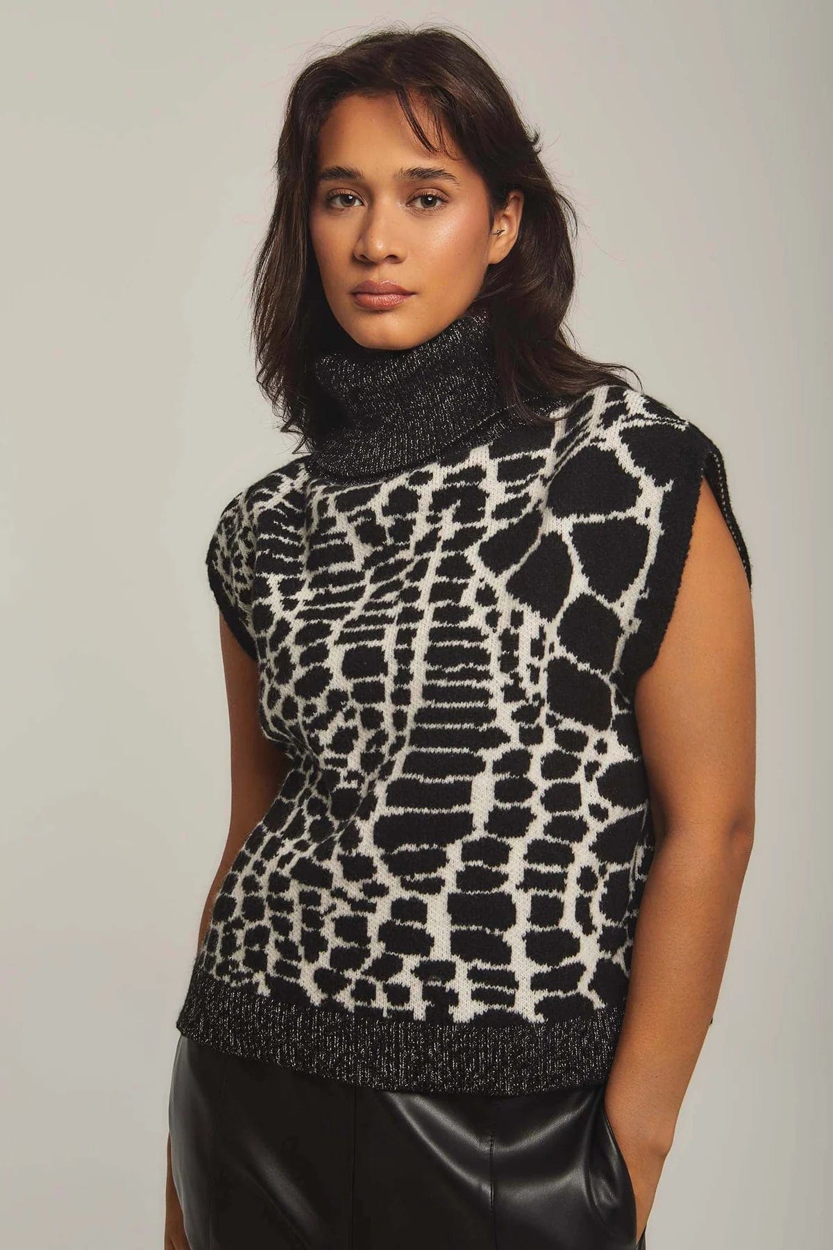 داليدرس بلوزة نسائية منسوجة برقبة مرتفعة أسود