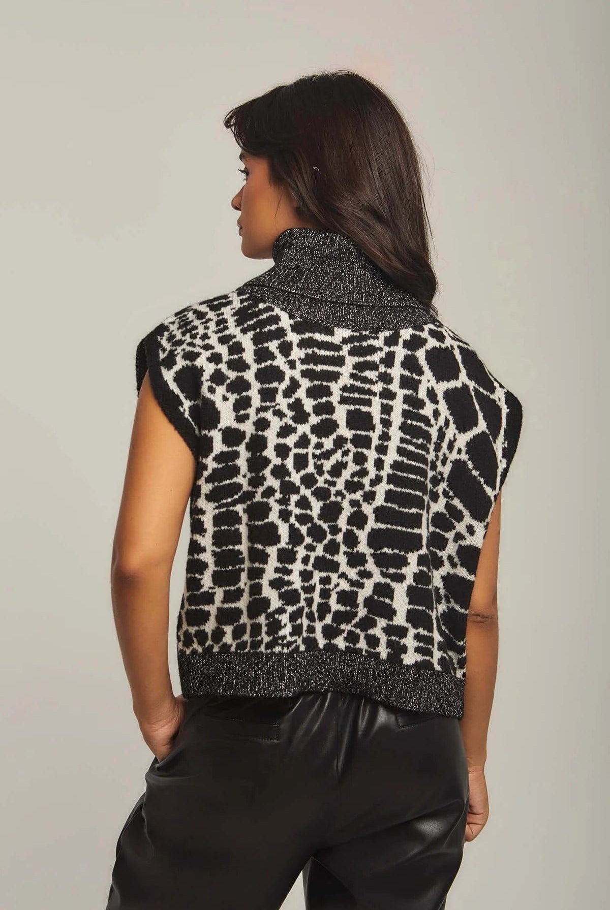 داليدرس بلوزة نسائية منسوجة برقبة مرتفعة أسود