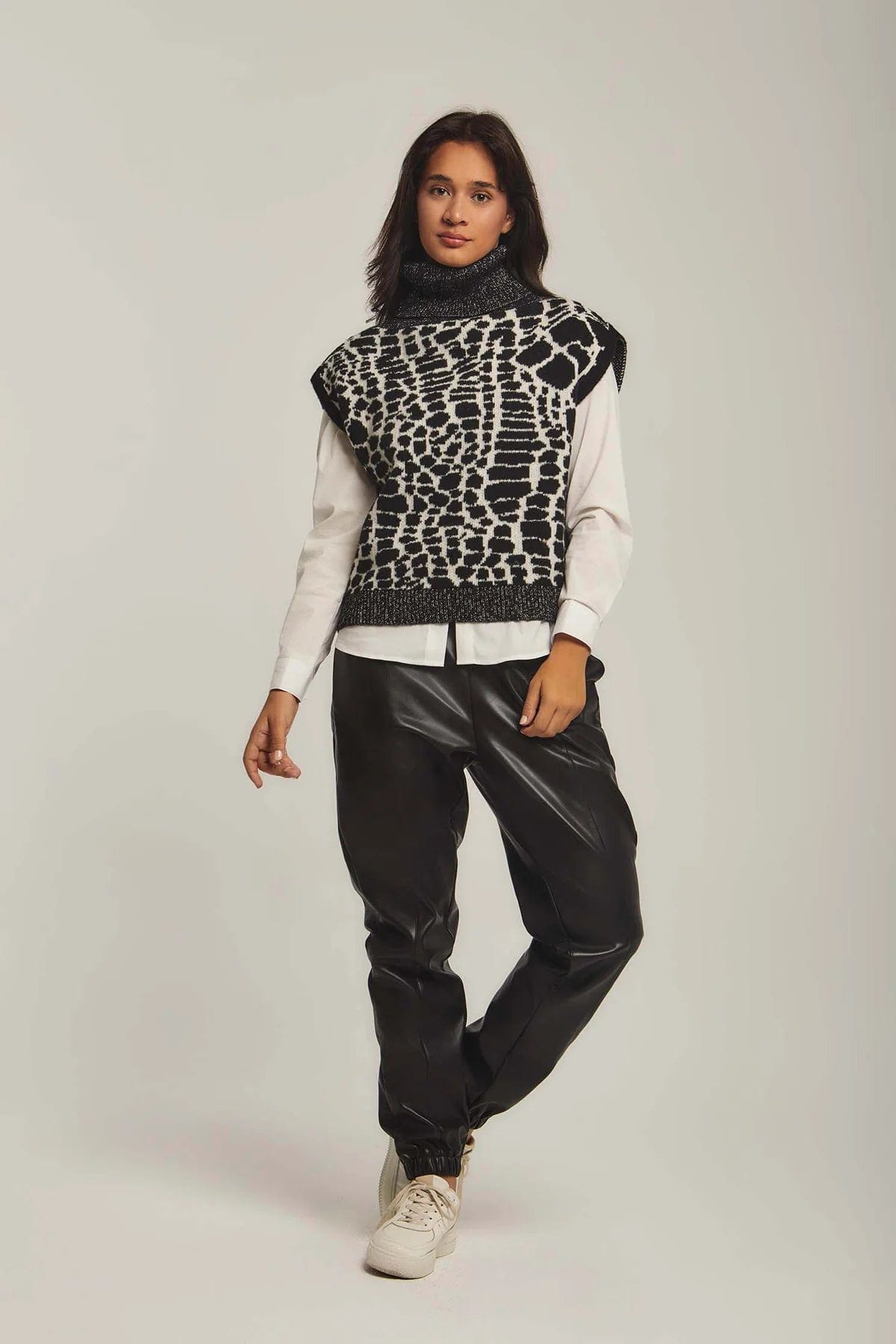 داليدرس بلوزة نسائية منسوجة برقبة مرتفعة أسود