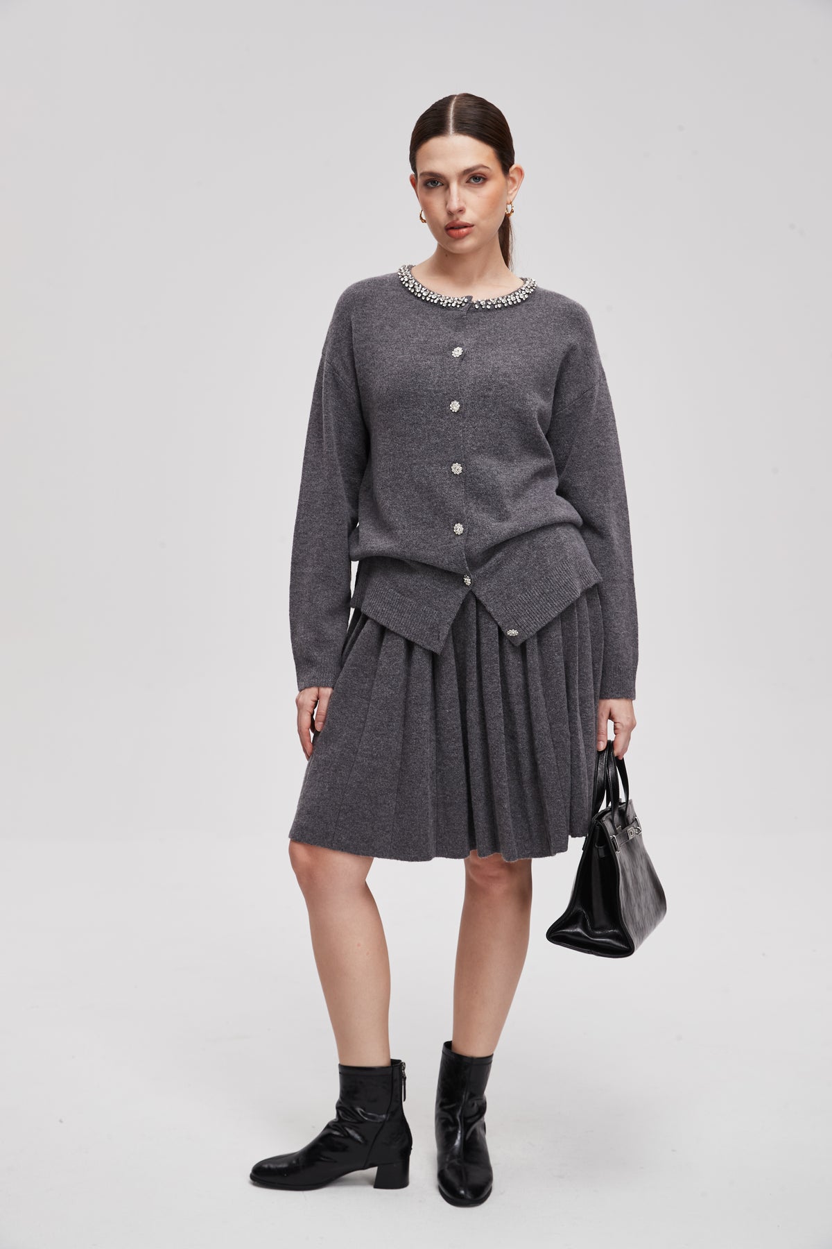 صورة توب كم طويل بأزرار أمامية بلون رمادي من ليفيا