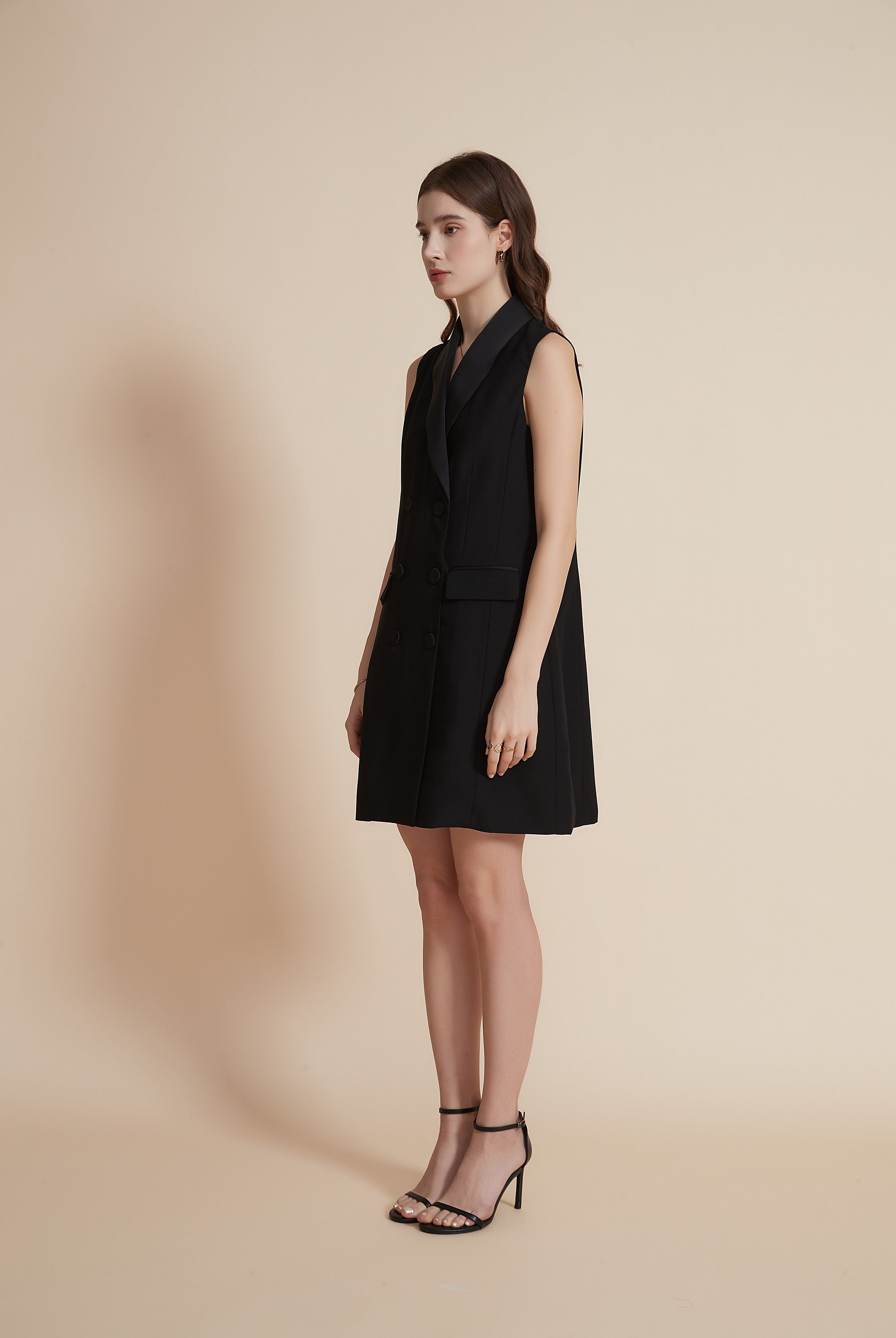 يولا سترة نسائية طويلة بدون أكمام وياقة طويلة مع أزرار أمامية سادة