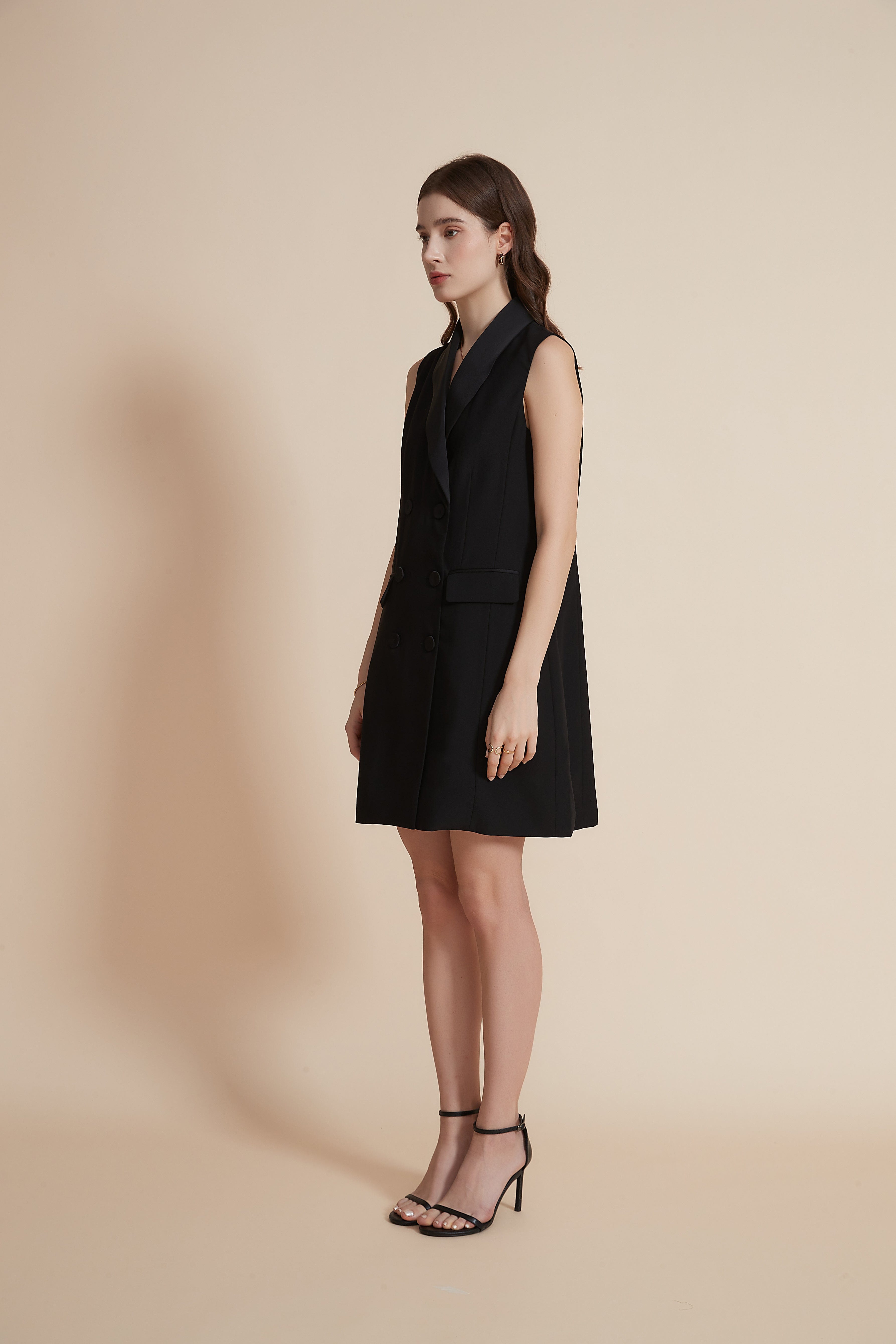 يولا سترة نسائية طويلة بدون أكمام وياقة طويلة مع أزرار أمامية سادة