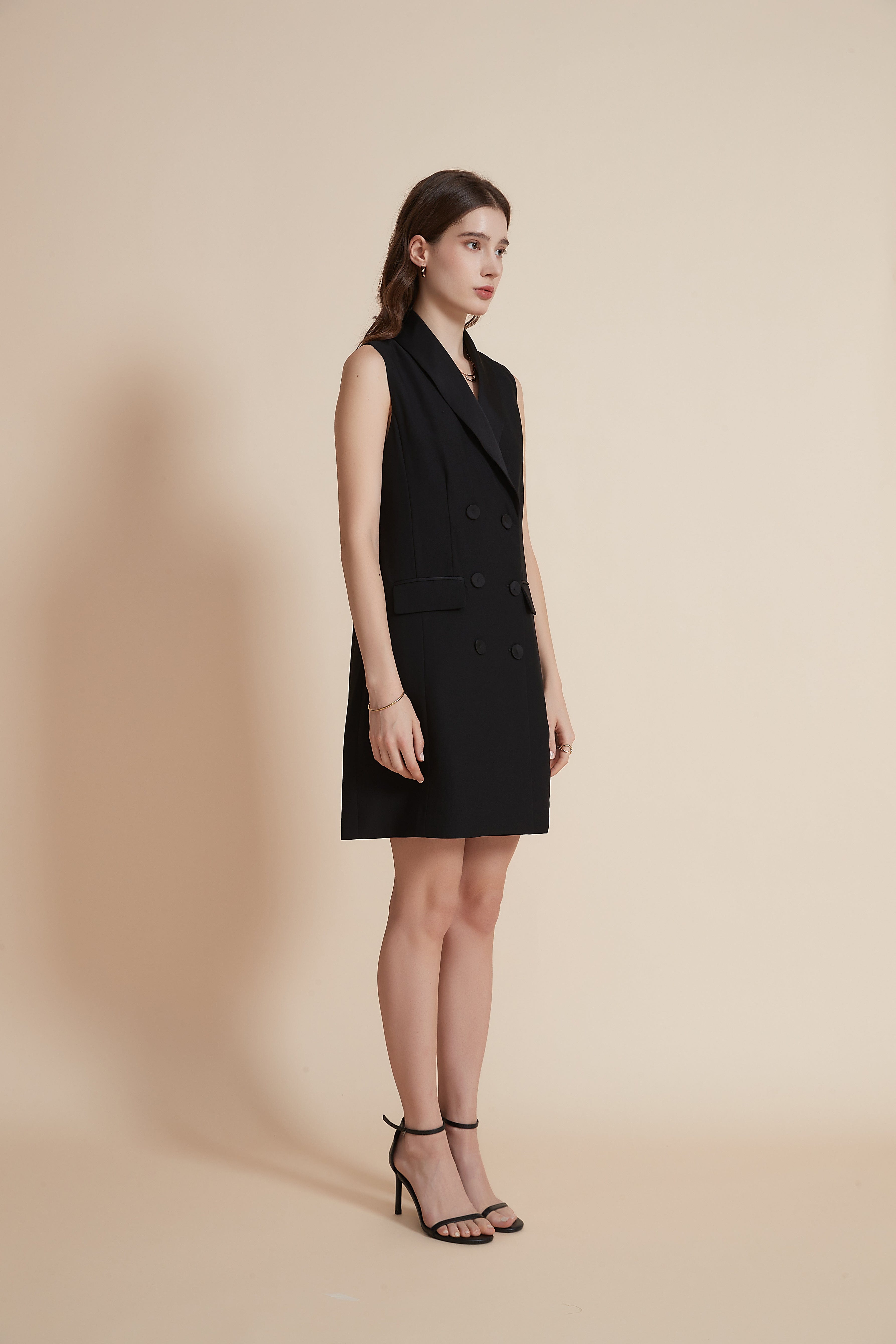 يولا سترة نسائية طويلة بدون أكمام وياقة طويلة مع أزرار أمامية سادة