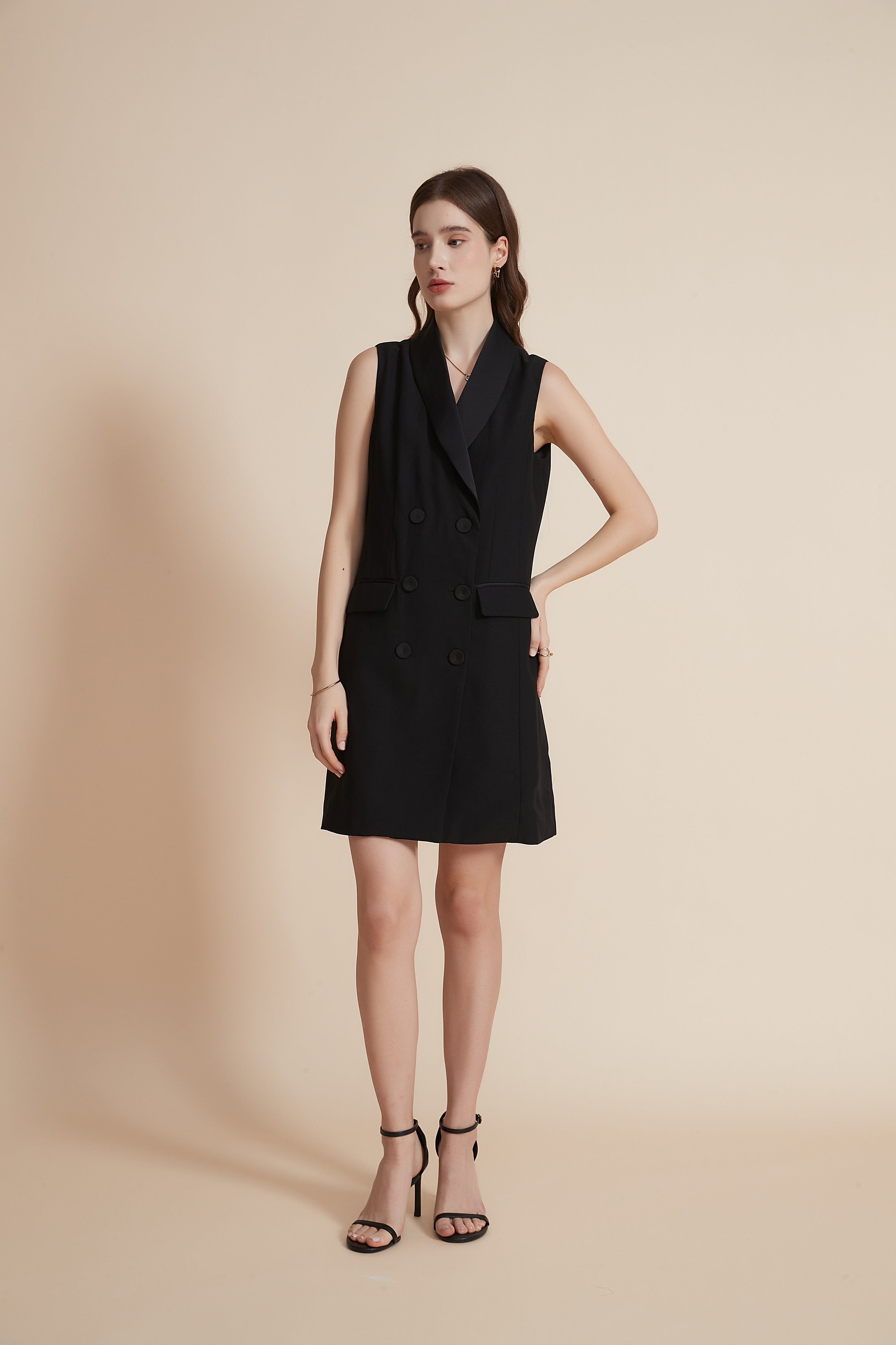 يولا سترة نسائية طويلة بدون أكمام وياقة طويلة مع أزرار أمامية سادة