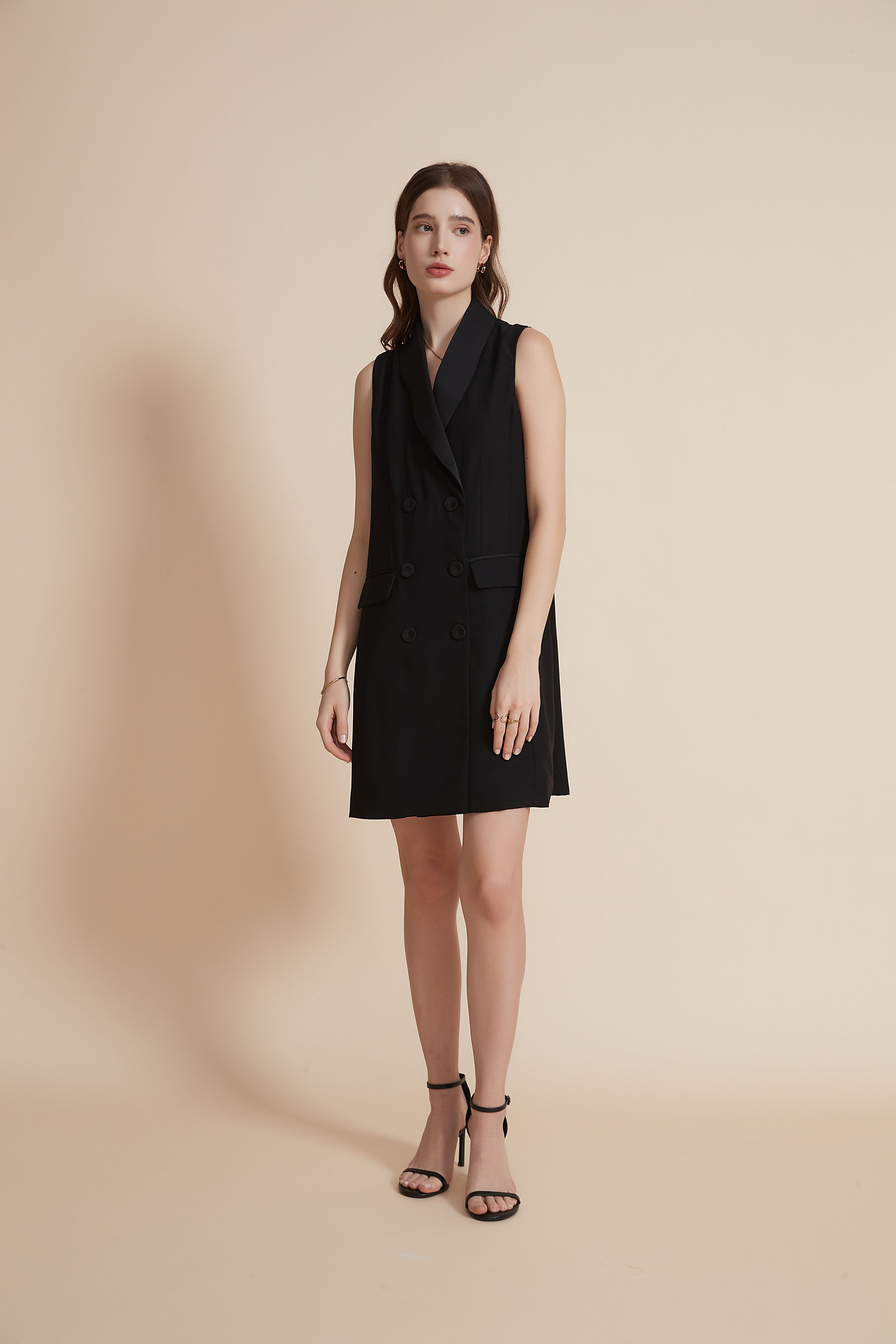 يولا سترة نسائية طويلة بدون أكمام وياقة طويلة مع أزرار أمامية سادة