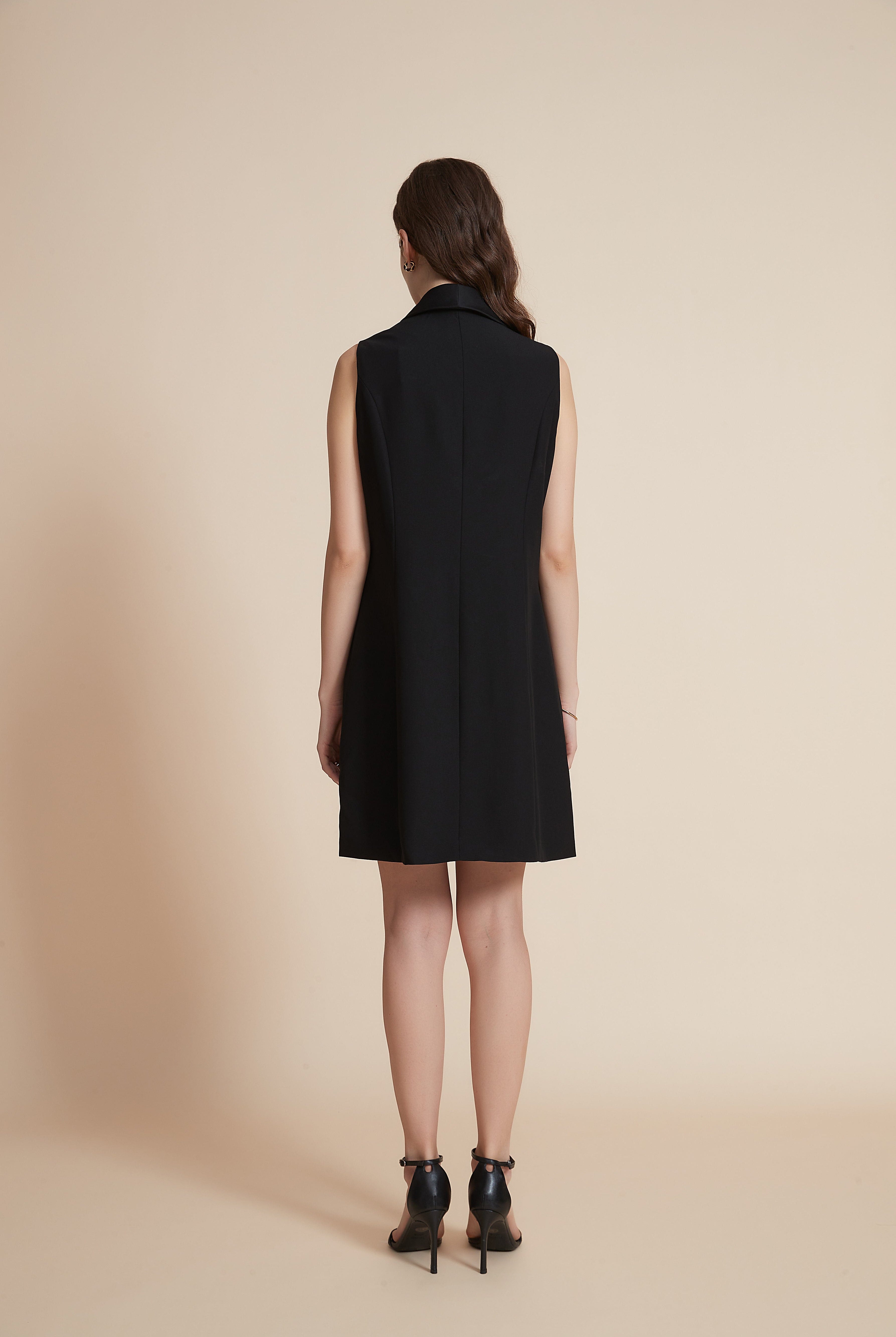 يولا سترة نسائية طويلة بدون أكمام وياقة طويلة مع أزرار أمامية سادة