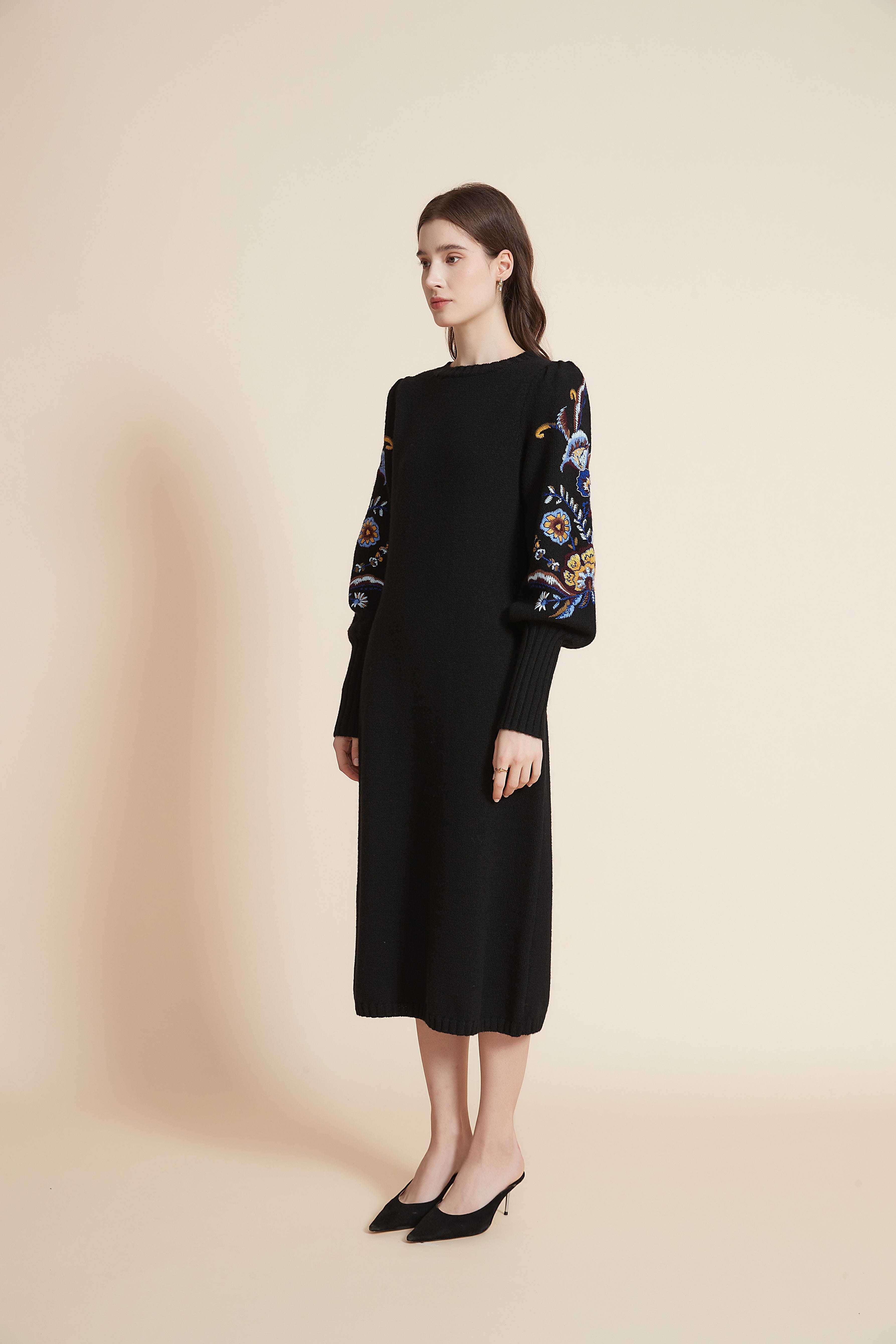 يولا فستان ميدي برقبة مستديرة وأكمام بف طويلة وتطريز على الأكمام