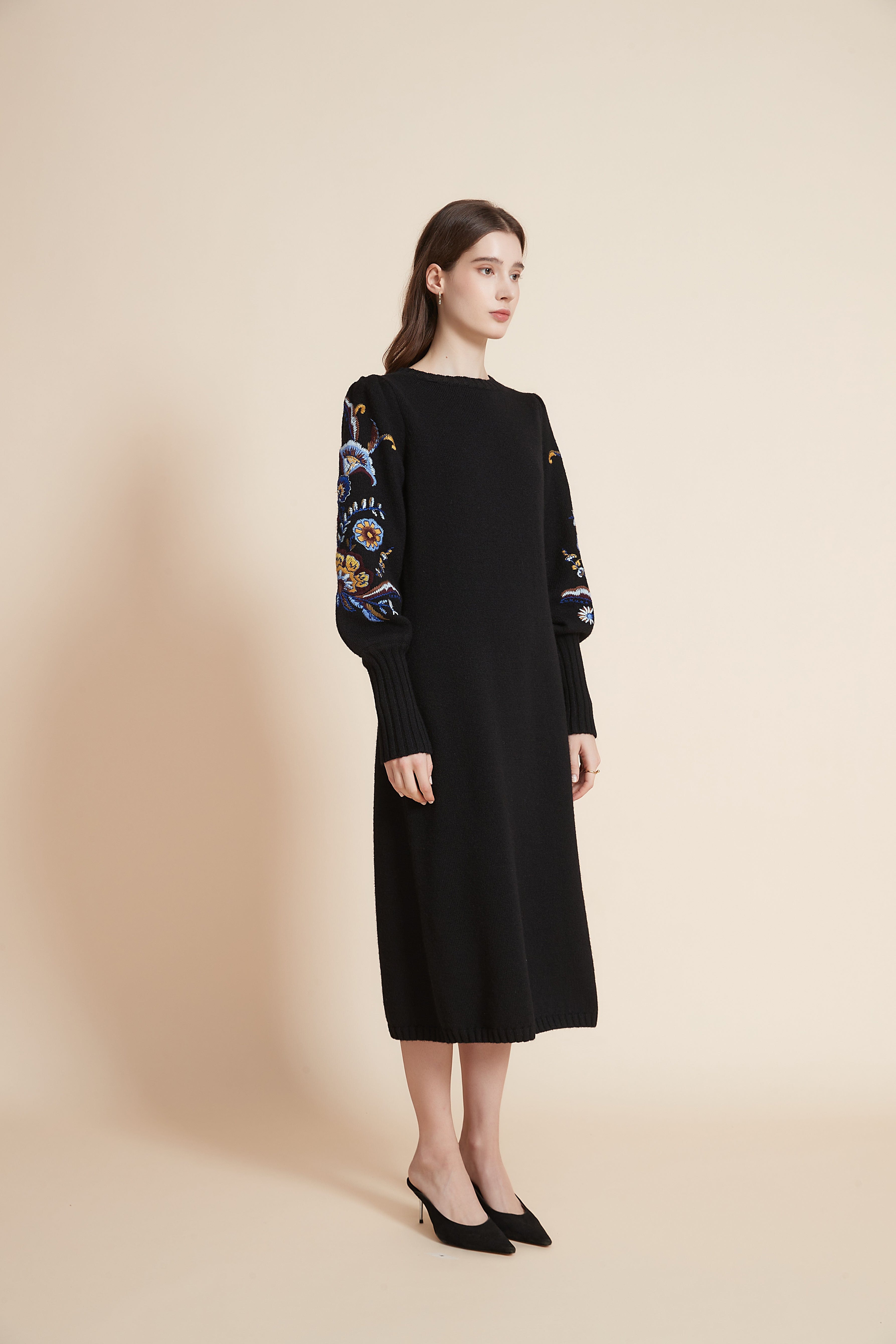 يولا فستان ميدي برقبة مستديرة وأكمام بف طويلة وتطريز على الأكمام