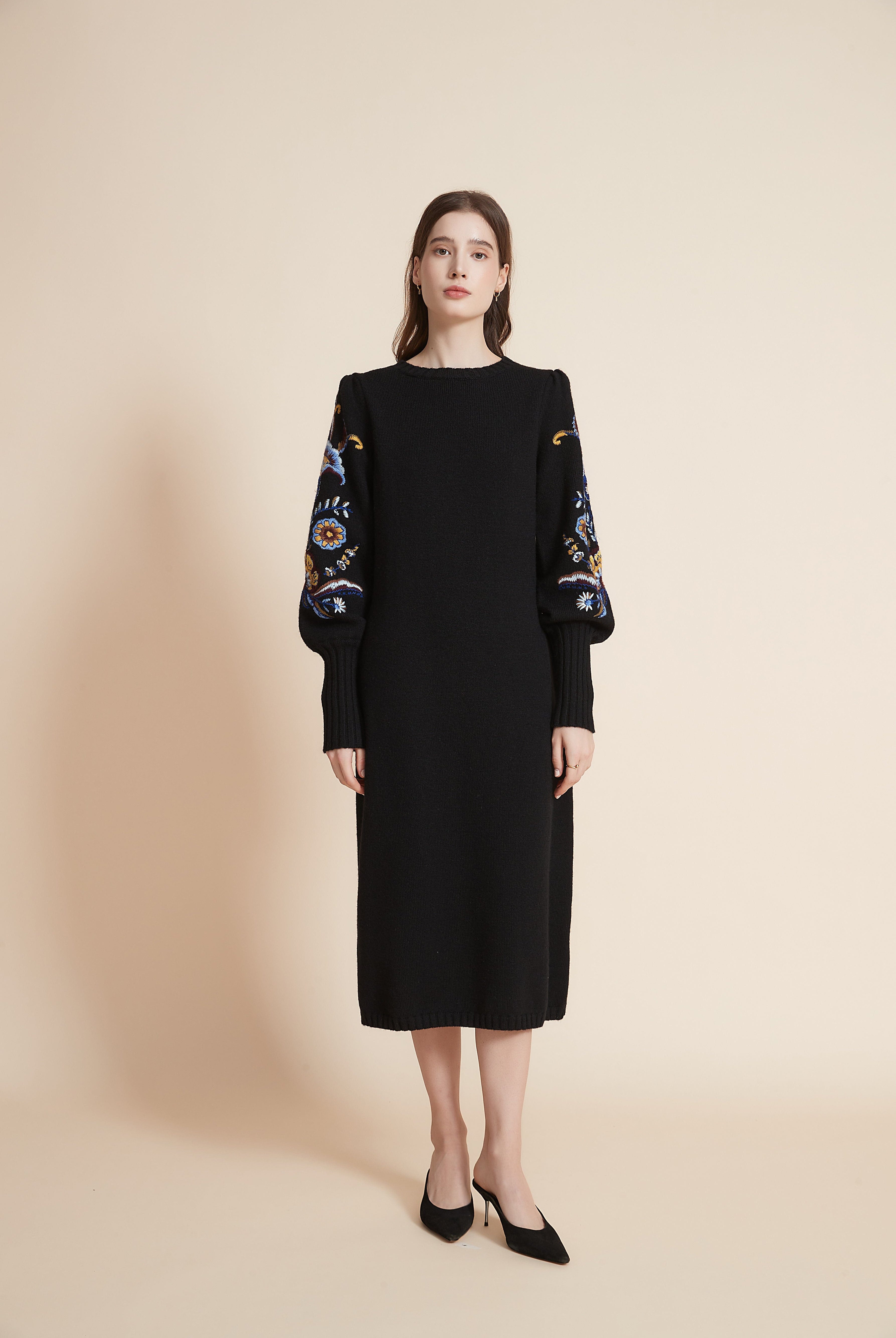 يولا فستان ميدي برقبة مستديرة وأكمام بف طويلة وتطريز على الأكمام