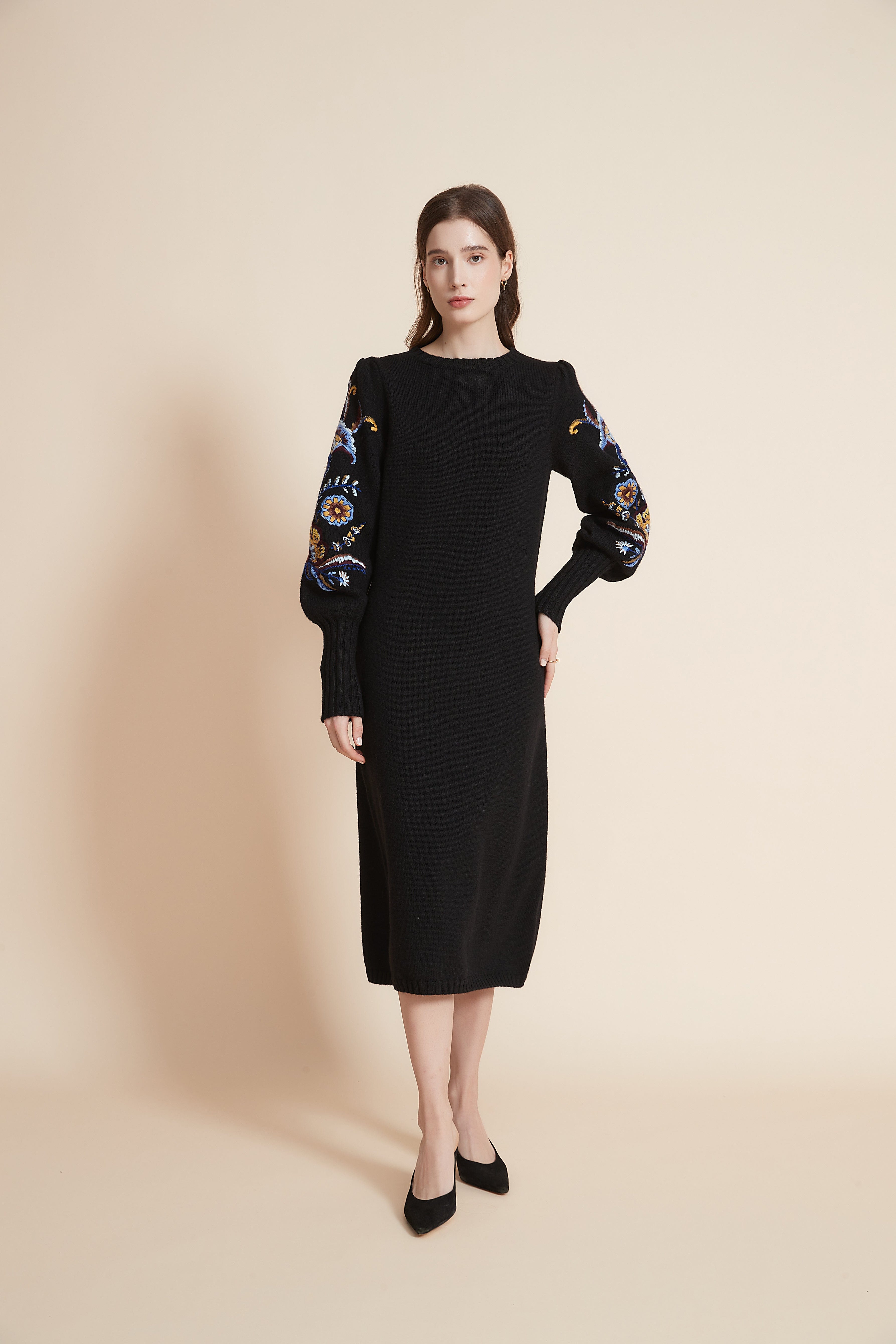 يولا فستان ميدي برقبة مستديرة وأكمام بف طويلة وتطريز على الأكمام