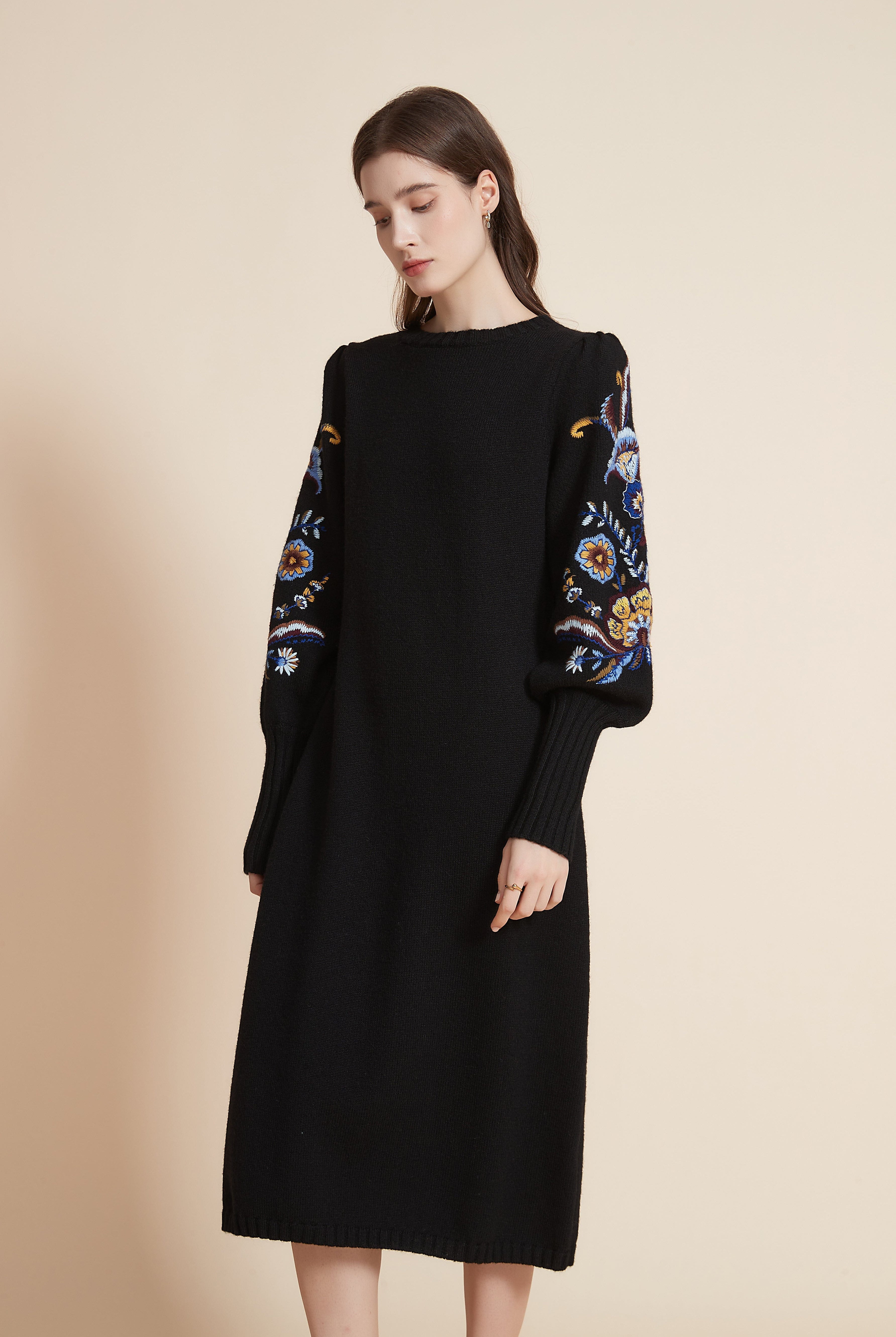 يولا فستان ميدي برقبة مستديرة وأكمام بف طويلة وتطريز على الأكمام