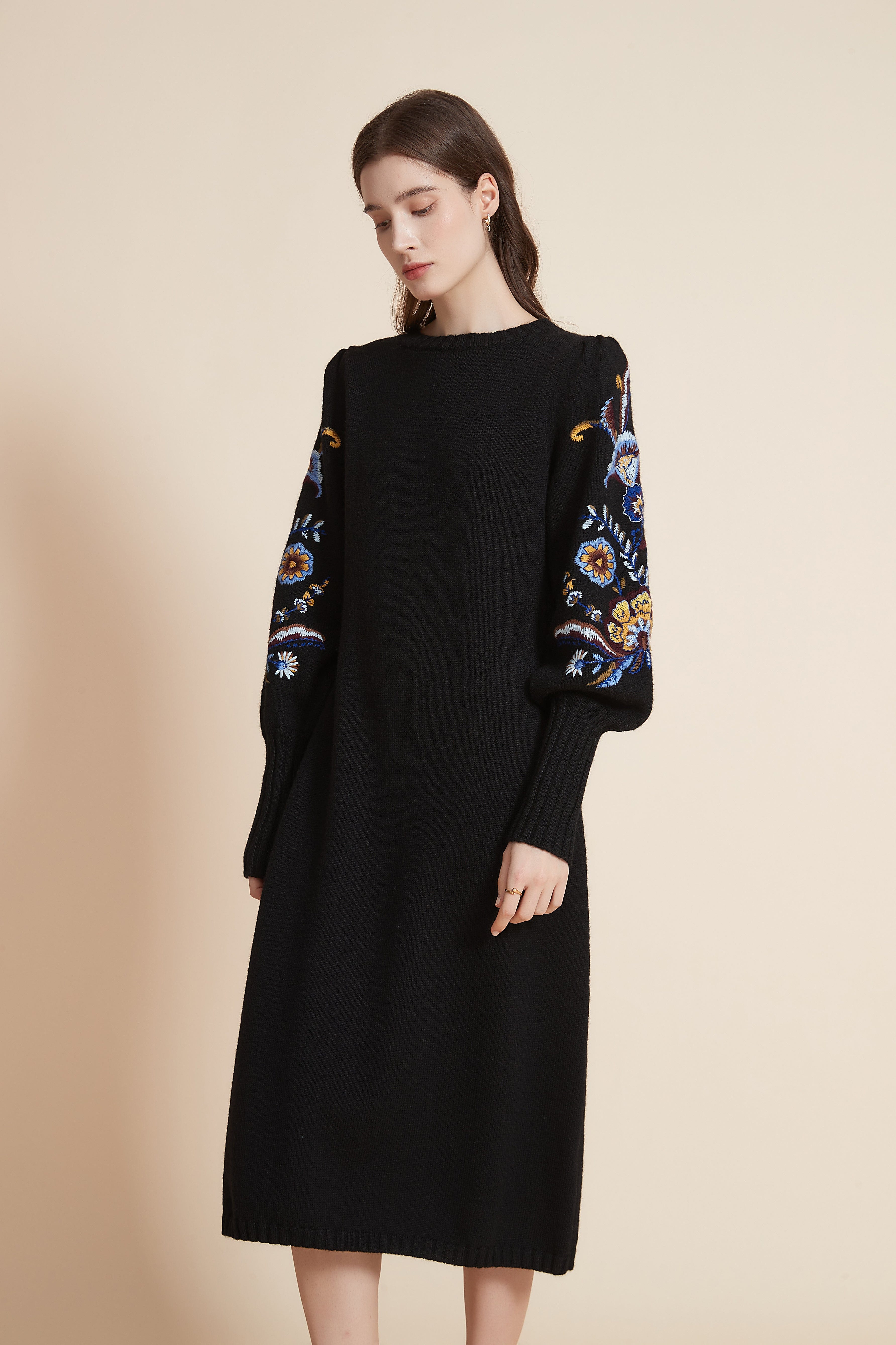 يولا فستان ميدي برقبة مستديرة وأكمام بف طويلة وتطريز على الأكمام