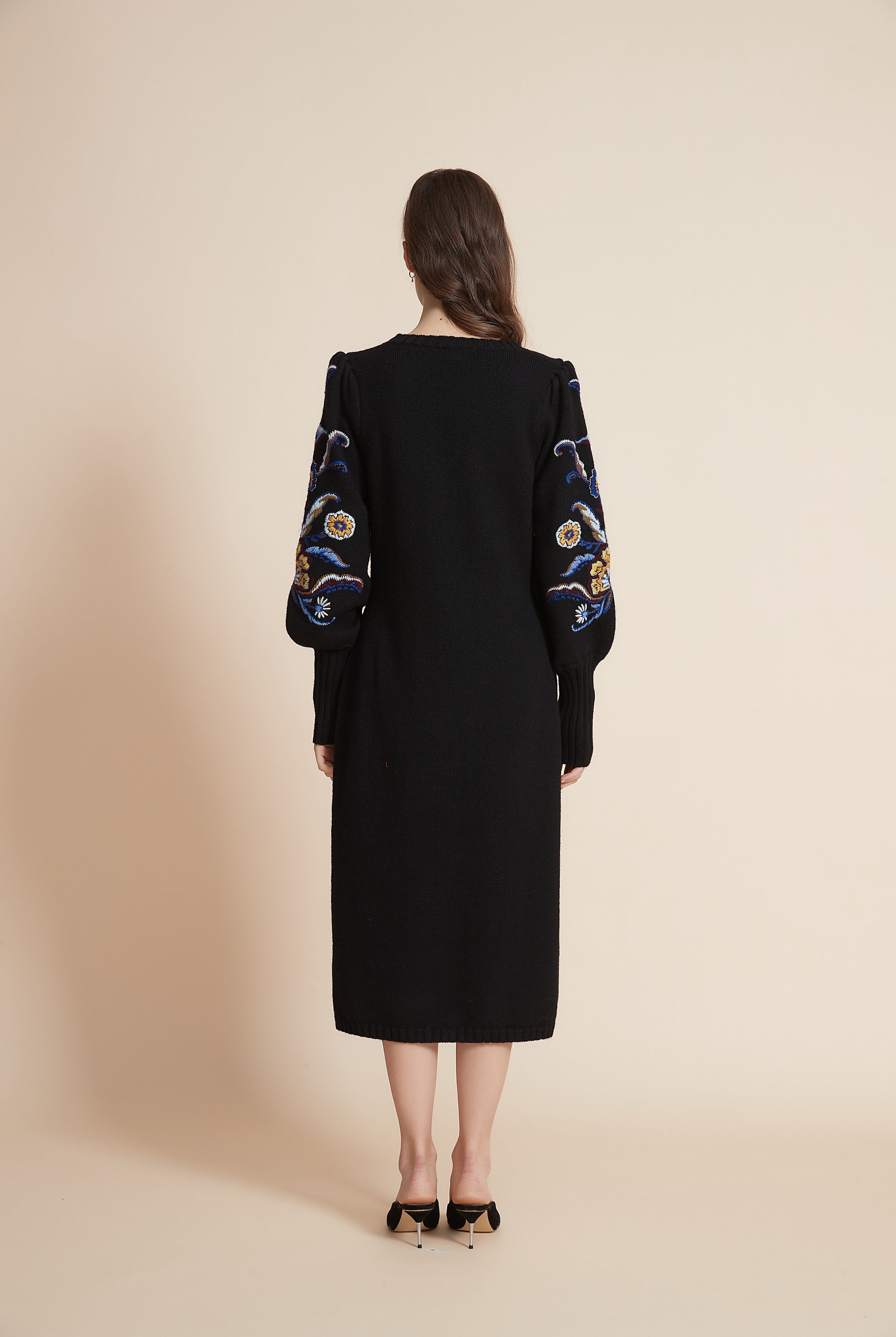 يولا فستان ميدي برقبة مستديرة وأكمام بف طويلة وتطريز على الأكمام