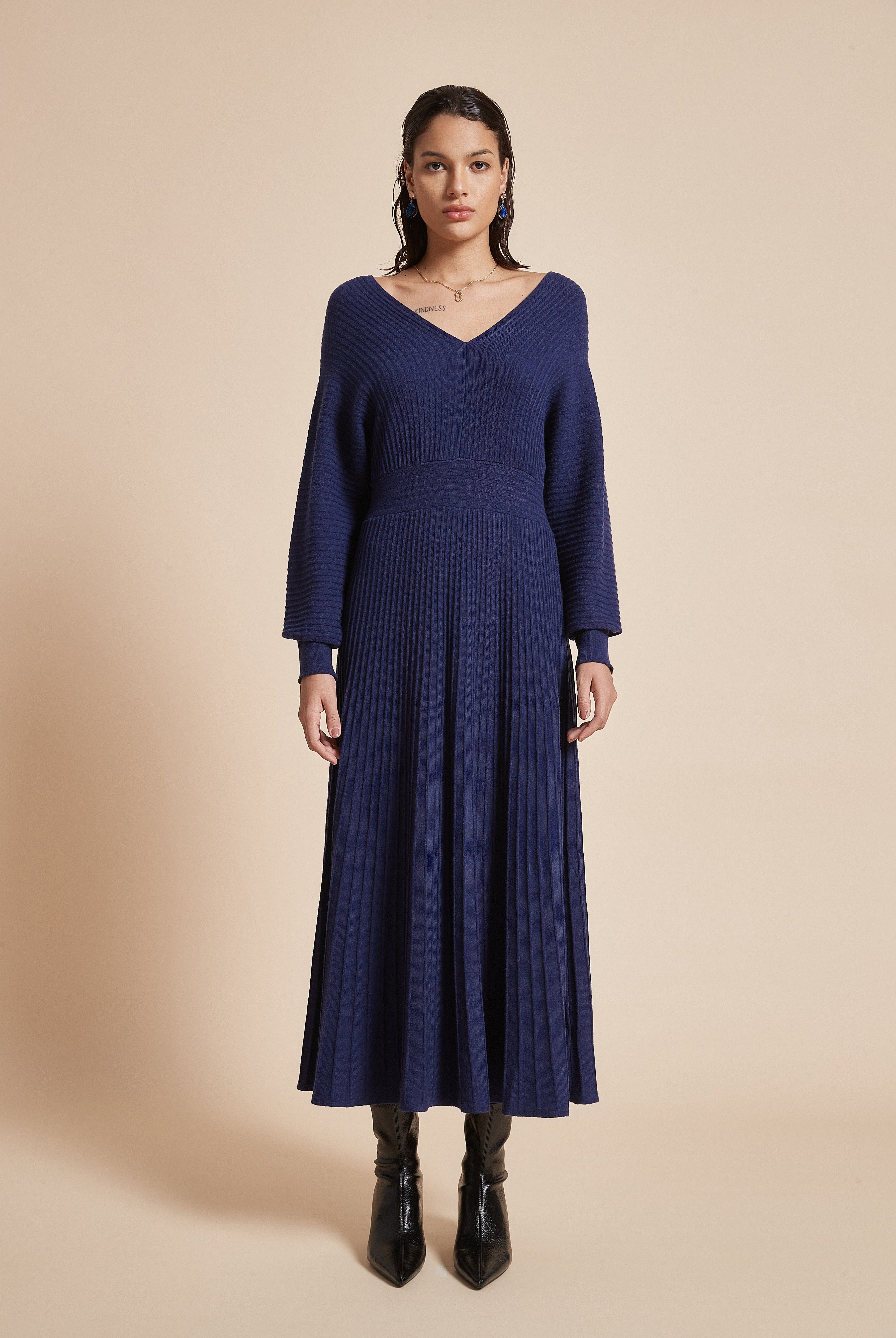 يولا فستان نسائي طويل مضلع سادة بكم طويل واسع ورقبة على شكل قلب مع تفاصيل كشكش