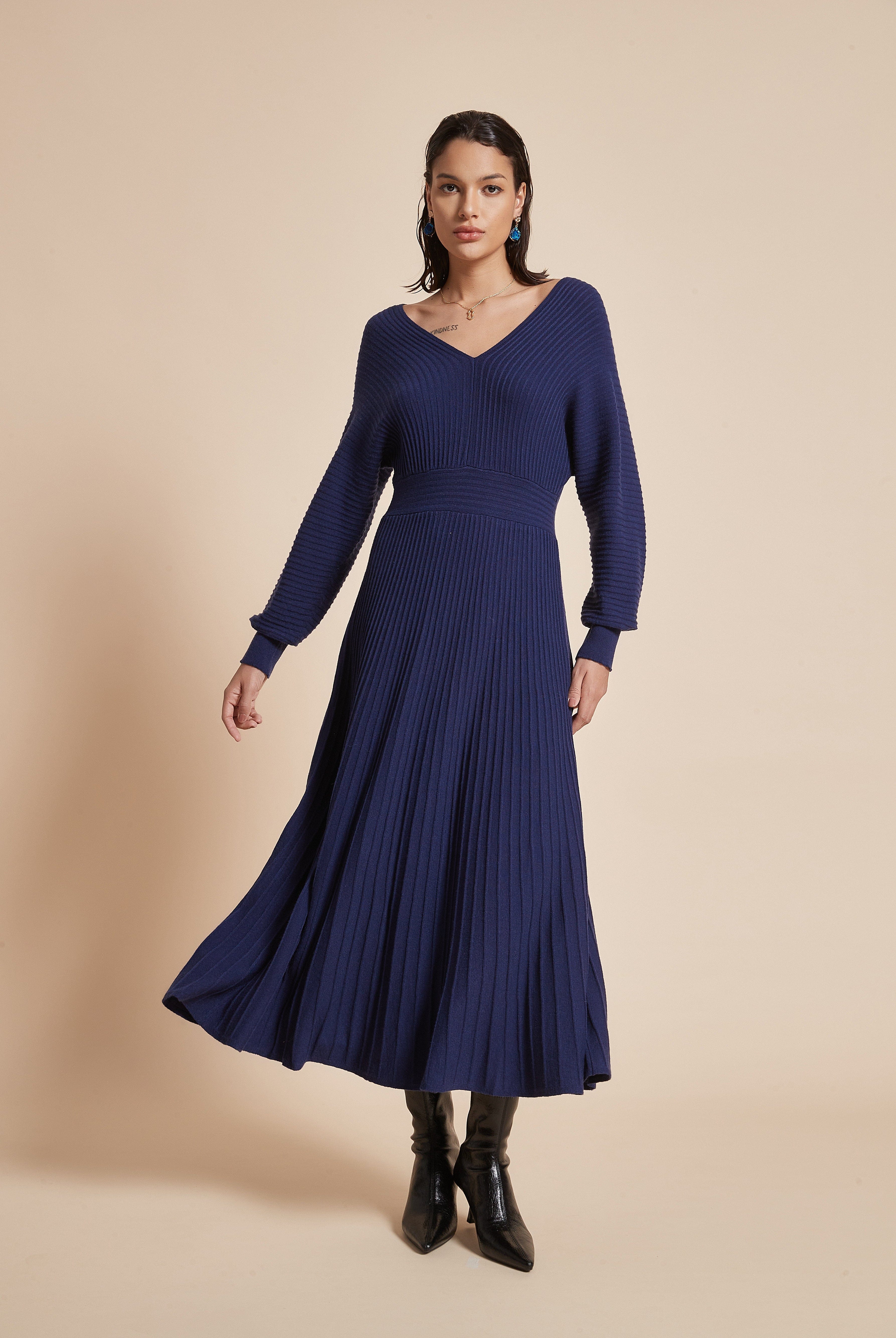 يولا فستان نسائي طويل مضلع سادة بكم طويل واسع ورقبة على شكل قلب مع تفاصيل كشكش