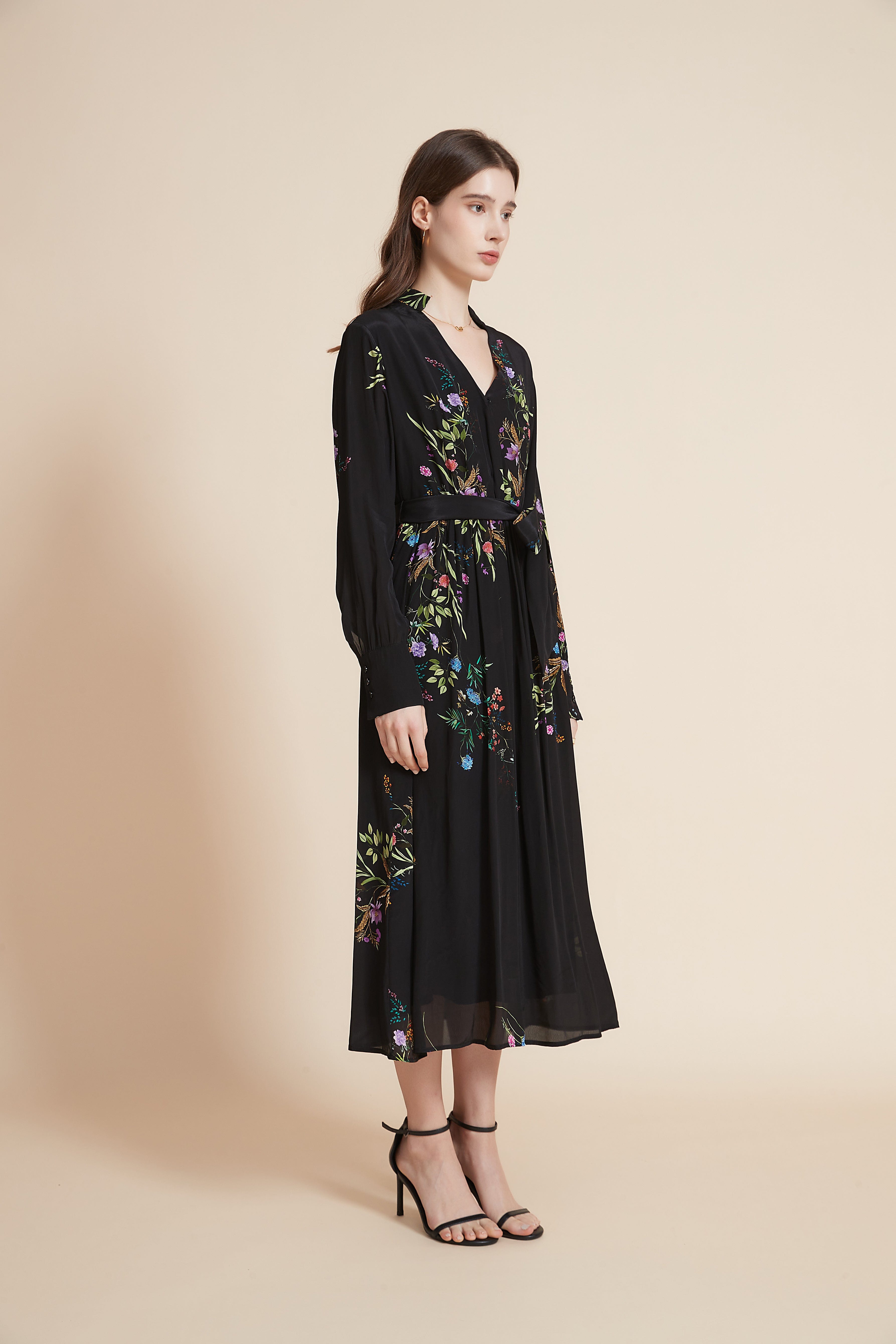 يولا فستان ميدي مورد برقبة على شكل V مع حزام على الخصر وتفاصيل كشكش