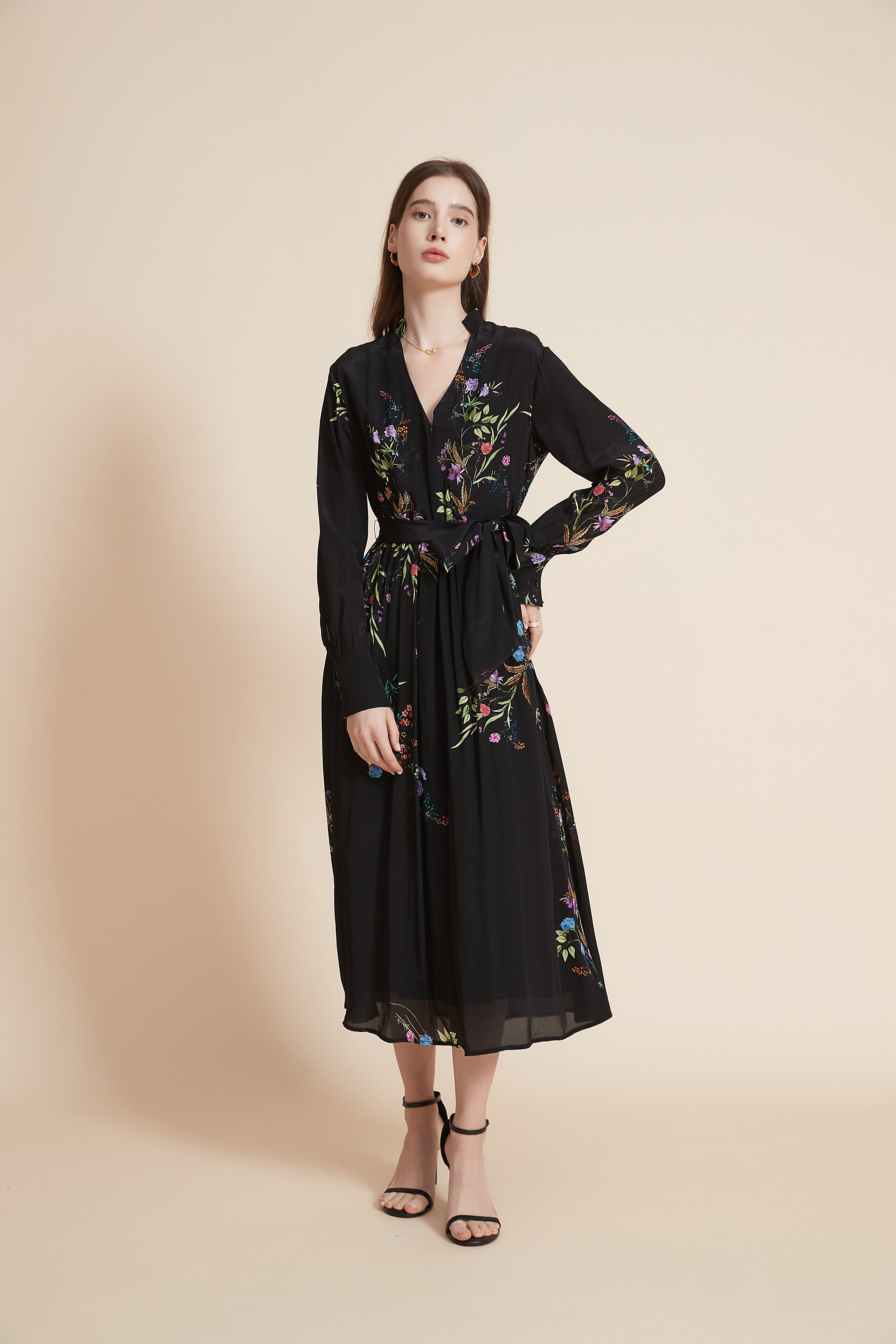 يولا فستان ميدي مورد برقبة على شكل V مع حزام على الخصر وتفاصيل كشكش