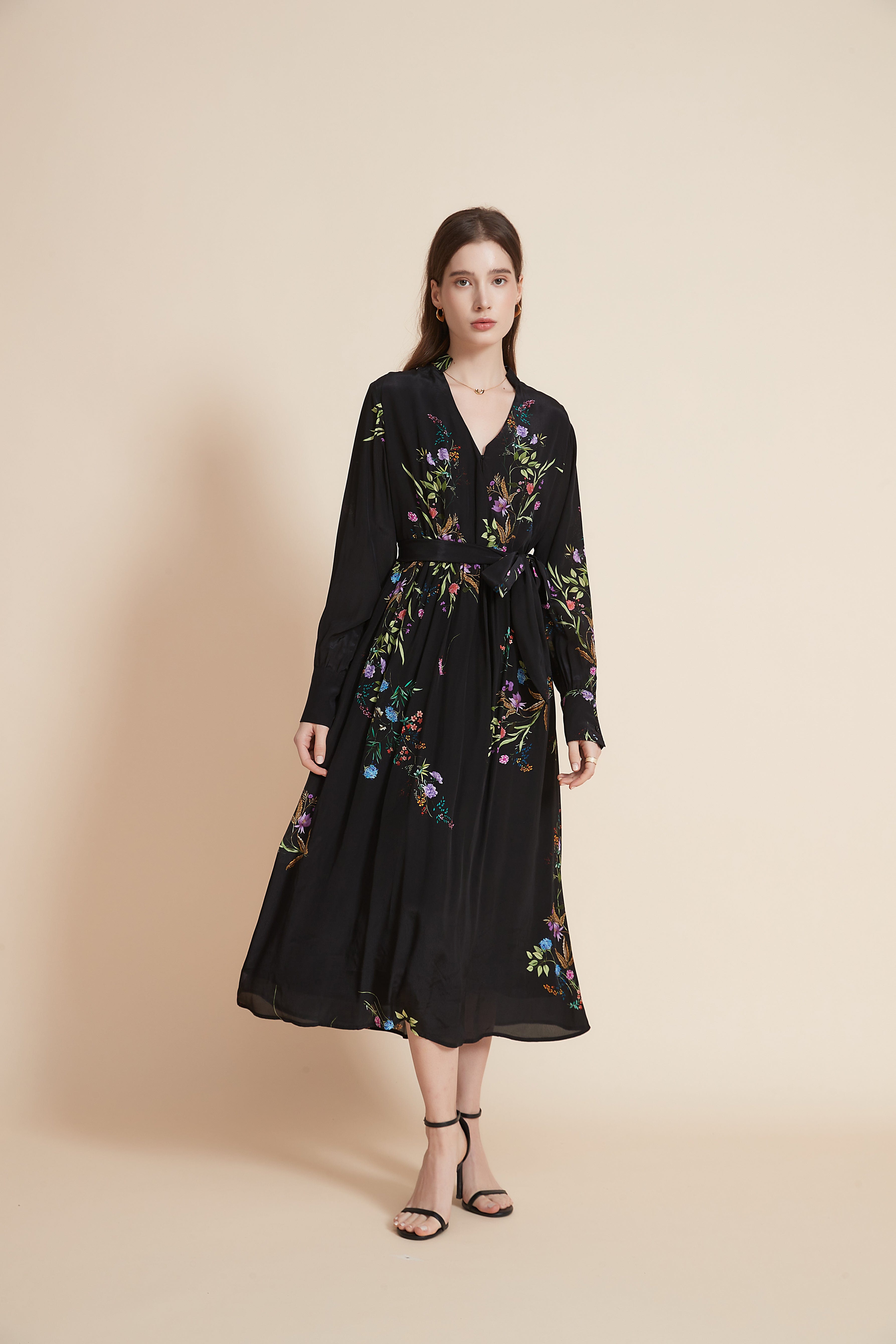 يولا فستان ميدي مورد برقبة على شكل V مع حزام على الخصر وتفاصيل كشكش