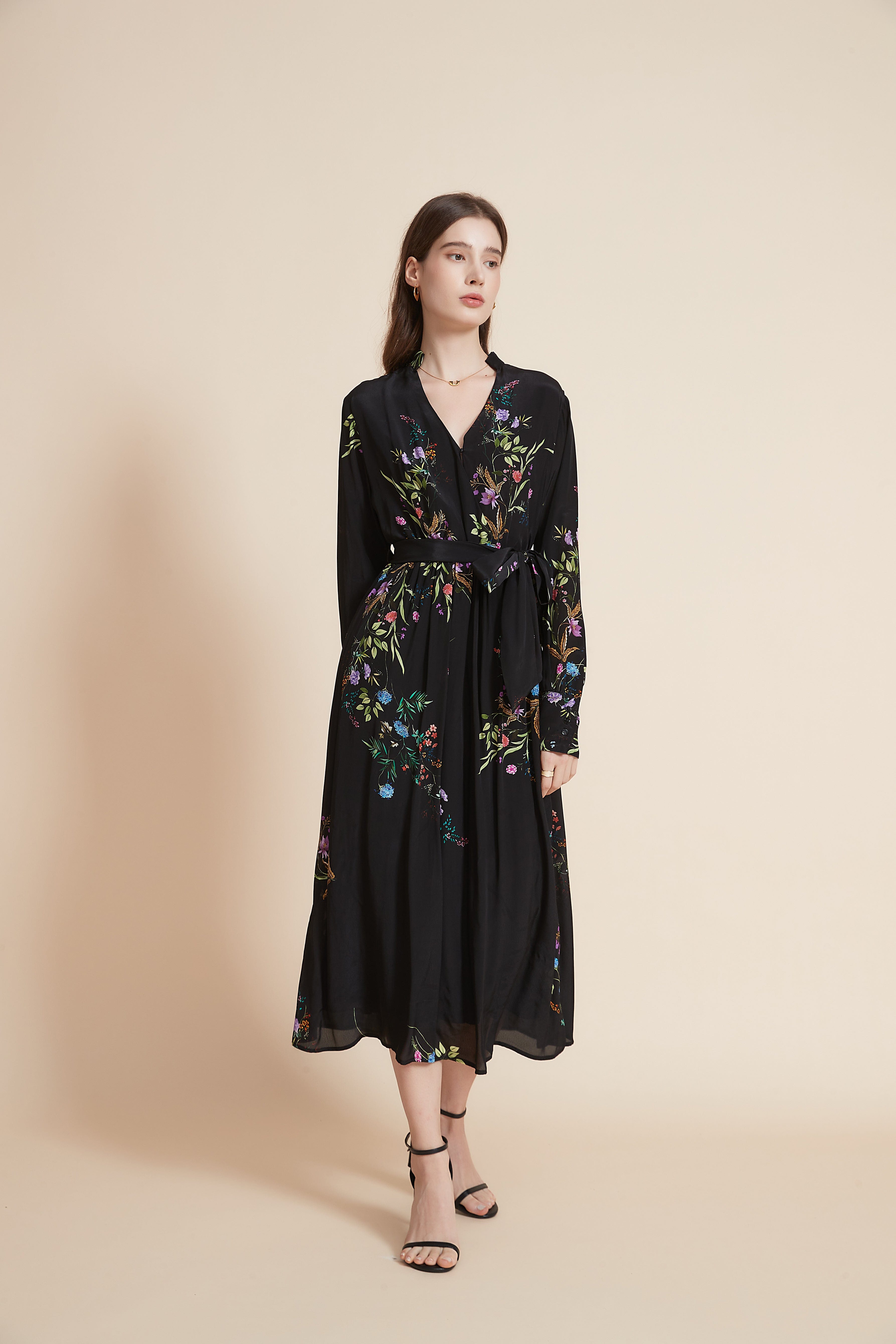 يولا فستان ميدي مورد برقبة على شكل V مع حزام على الخصر وتفاصيل كشكش