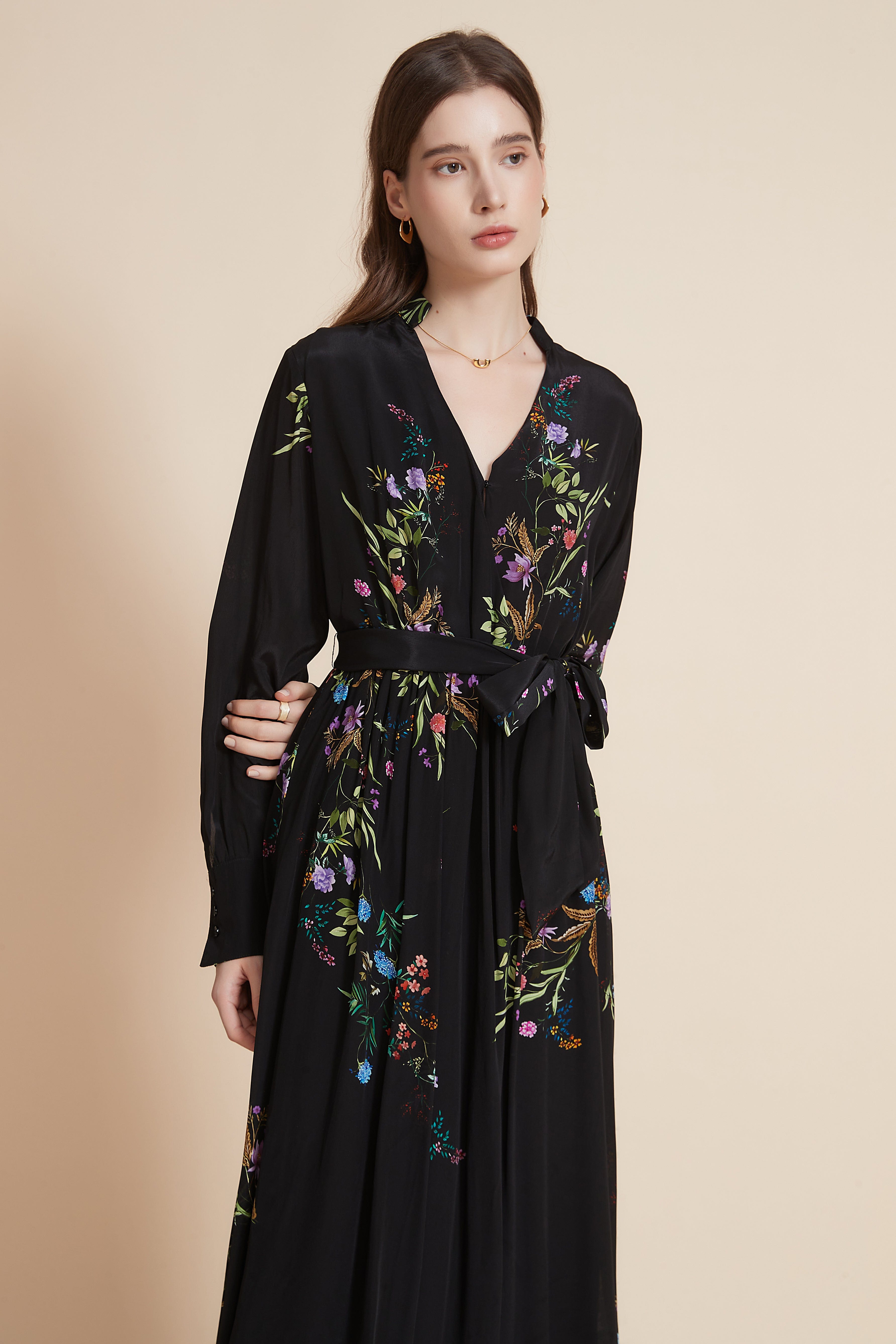 يولا فستان ميدي مورد برقبة على شكل V مع حزام على الخصر وتفاصيل كشكش