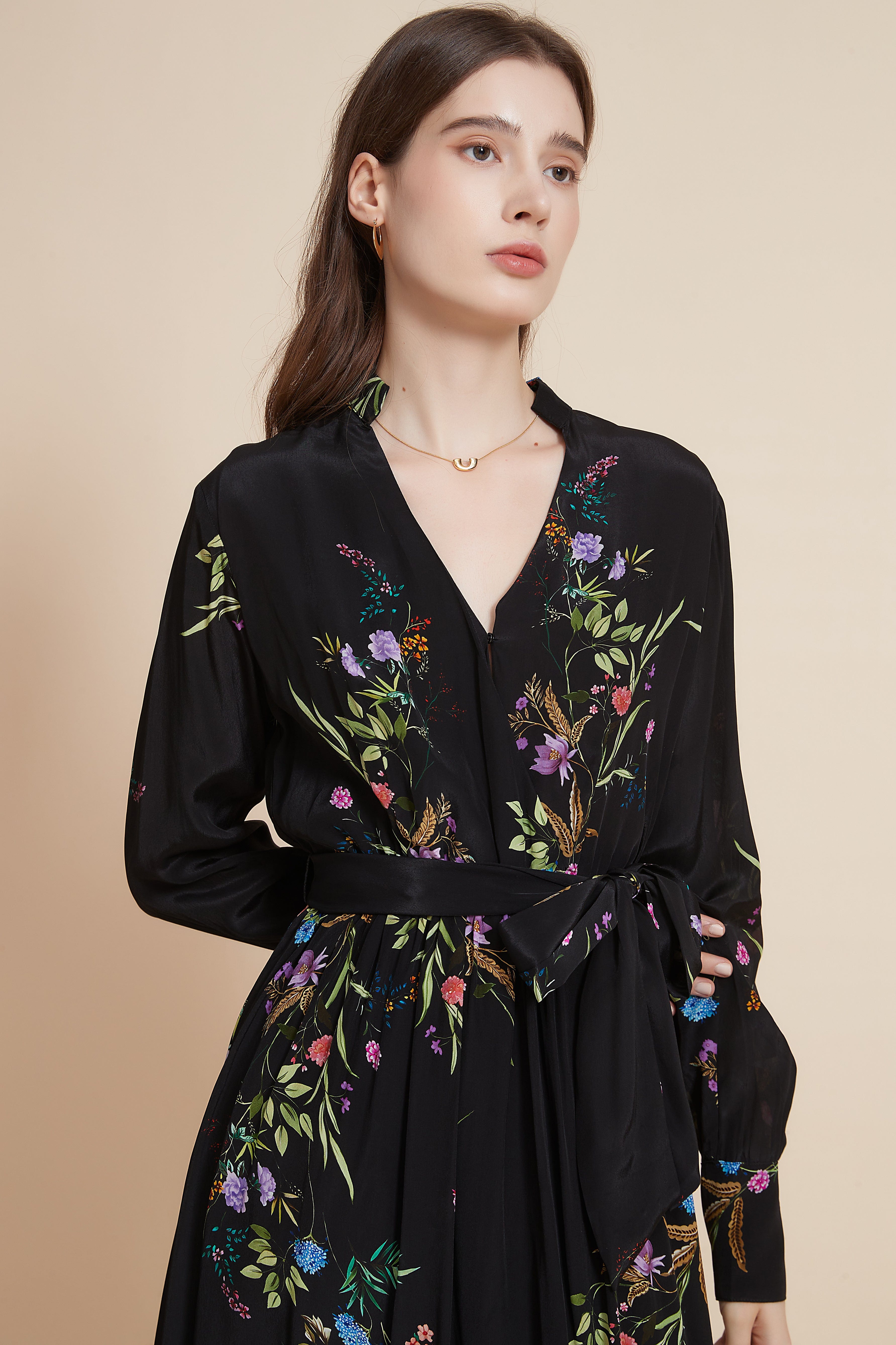 يولا فستان ميدي مورد برقبة على شكل V مع حزام على الخصر وتفاصيل كشكش