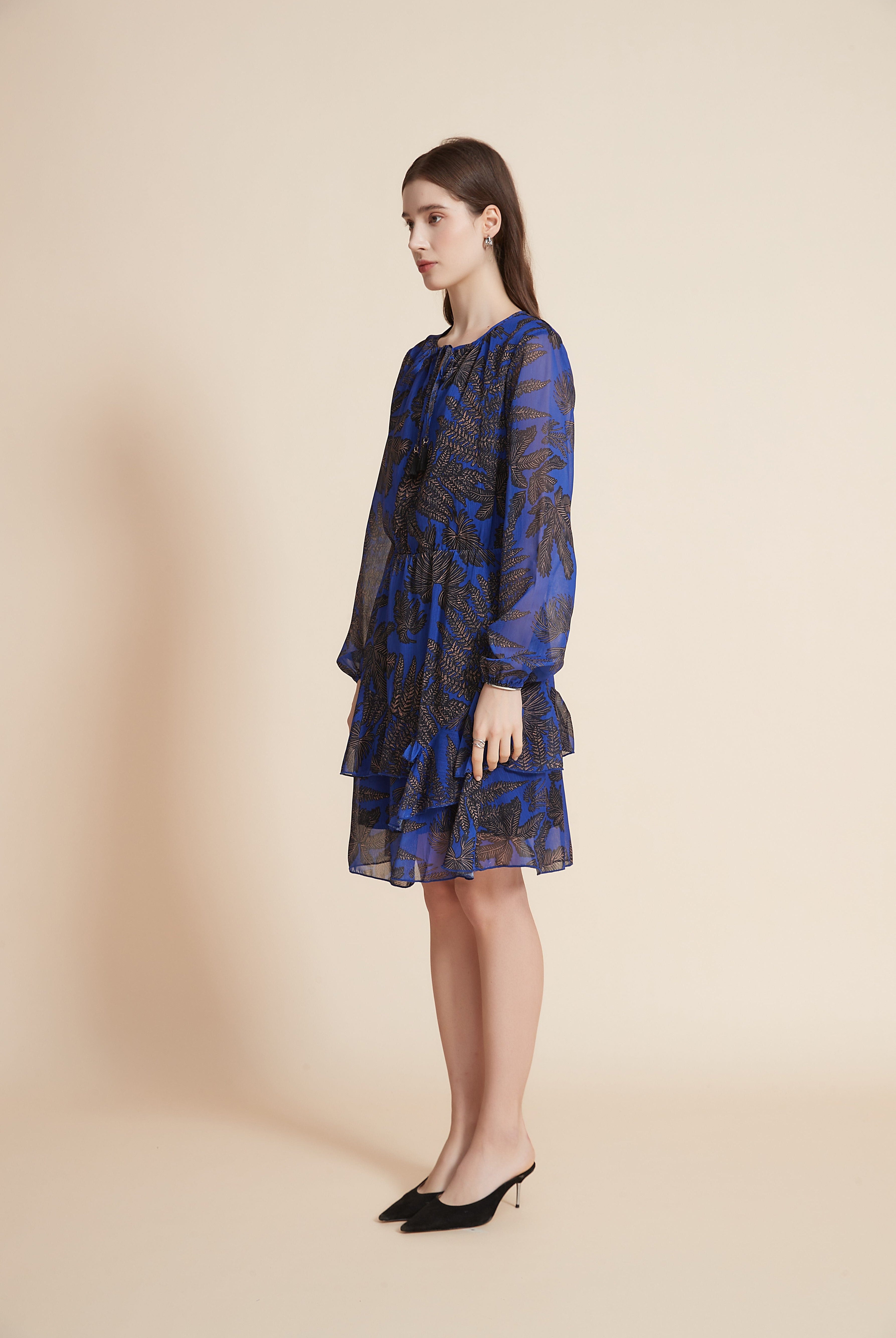 يولا فستان نسائي بطول الركبة مشجر بأكمام طويلة واسعة مع رقبة مستديرة